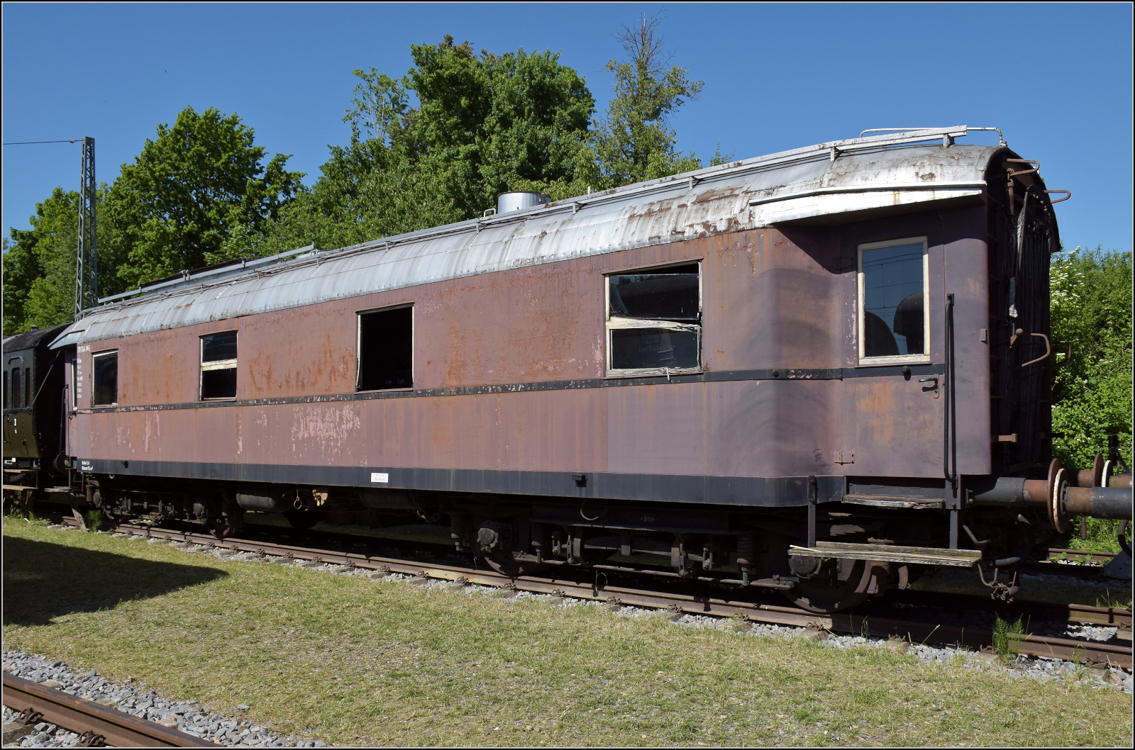 4. Nrdlinger Eisenbahnfest.

Die Heizwagen fr lange Zge und spter fr Lazarettzge waren nach einem von den Einheitswagen abgeleiteten Bauschema konstruiert und konnten die Dampfloks von der zustzlichen Bereitstellung von Heizungsdampf entlasten. Im Bild der 701 344 M. Nrdlingen, Juni 2025.