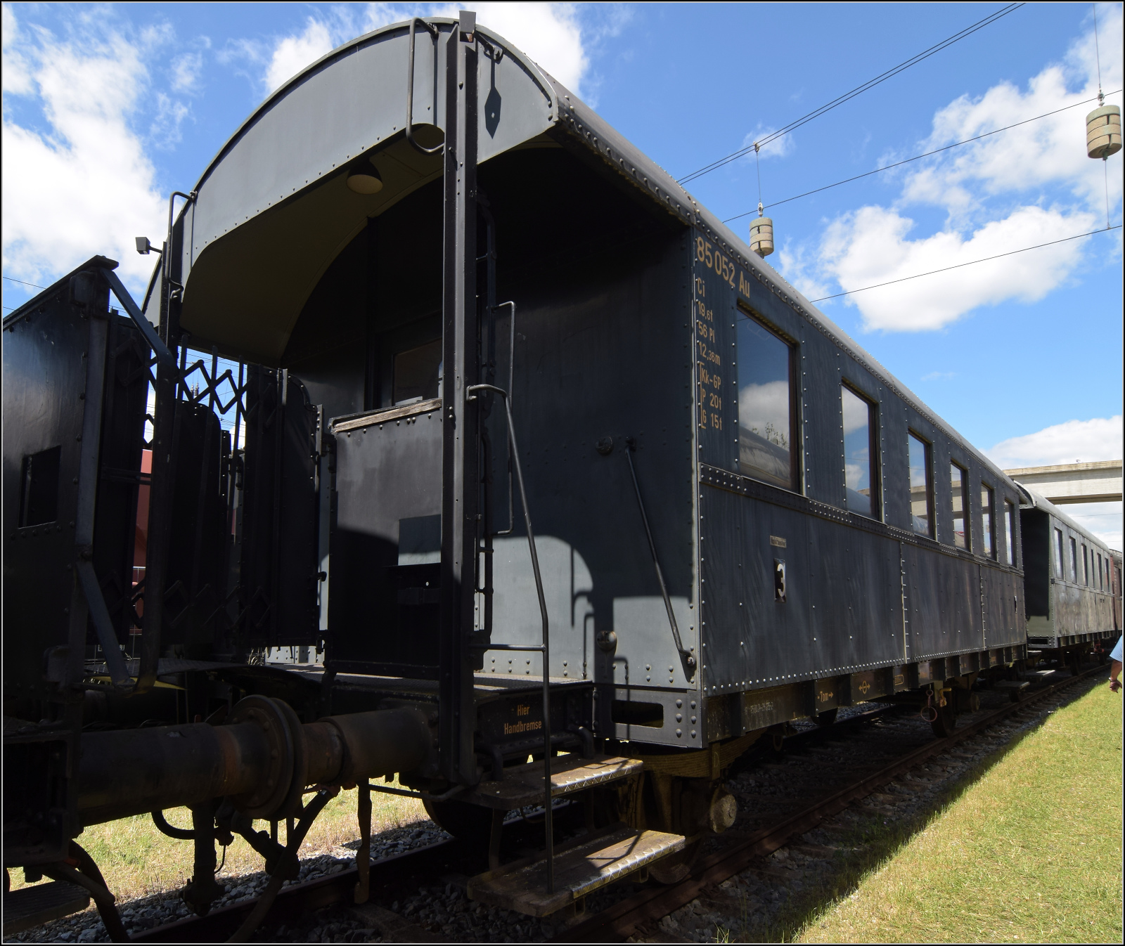 4. Nrdlinger Eisenbahnfest.

Diese Donnerbchse ist eine bayrische Sonderbauart der Einheitswagen mit Elementen bayerischer Personenwagen. Daher ist seine Gattung Ci-bay29. Er ist ein Ganzstahlwagen, dem man fast schon die Weiterentwicklung zu den Wagen mit geschlossenem Einstiegsbereich ansieht. Der Wagen wurde 1930 von Rathgeber geliefert und bekam die Nummer 85 052 Mnchen. Von 1963 an war er bei der DB ein Wohn- und Schlafwagen. Nrdlingen, Juni 2025.