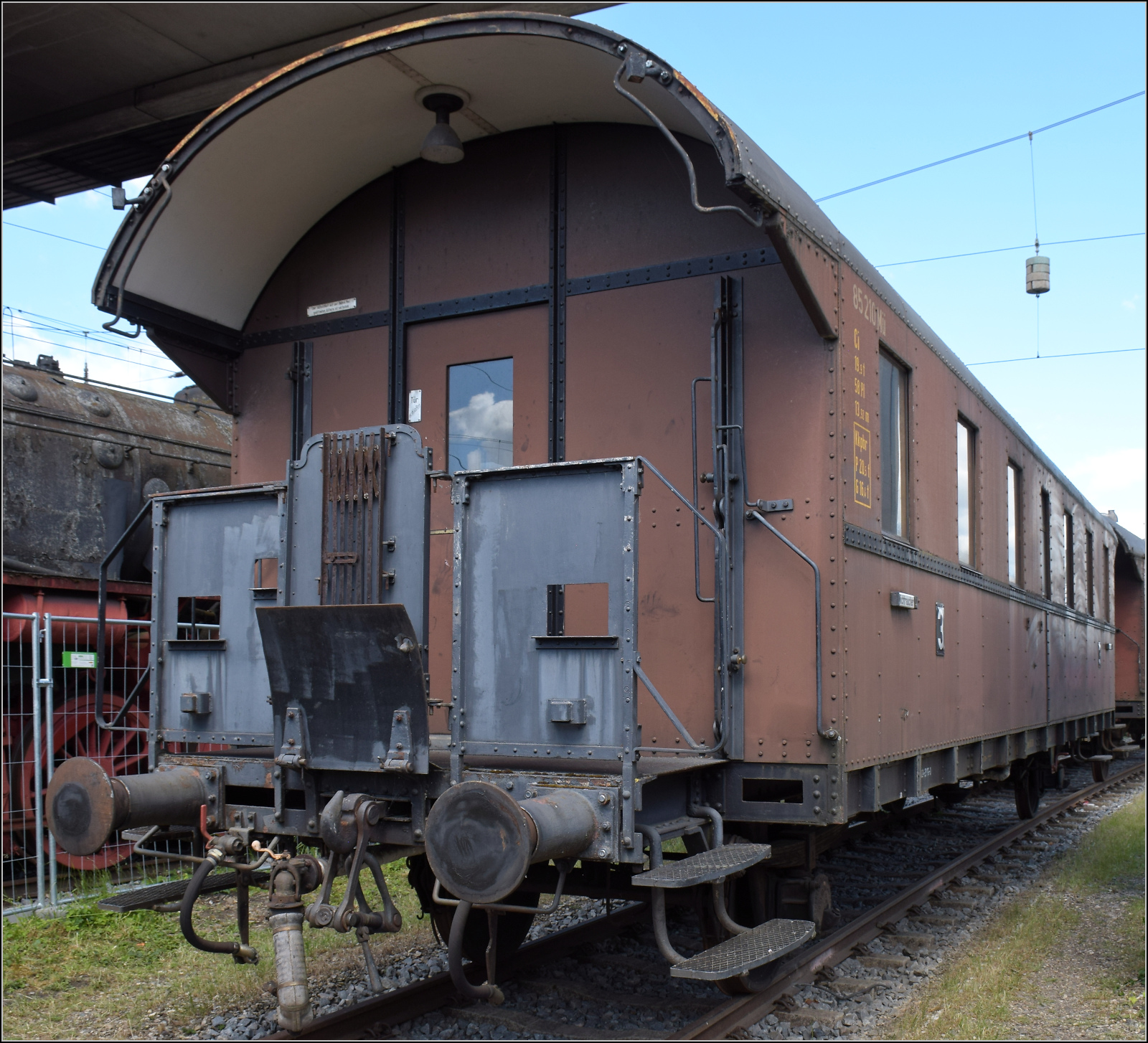4. Nrdlinger Eisenbahnfest.

Diese Donnerbchse gehrt zur Gattung Ci-29, ist ein Ganzstahl-Austauschwagen (alle Teile vereinheitlicht und herstellerunabhngig austauschbar). Der Wagen wurde 1929 von Gotha geliefert und bekam 1930 die Nummer 85 210 Dresden. Von 1962 an war er bei der DB ein Aufenthaltswagen. Nrdlingen, Juni 2025.