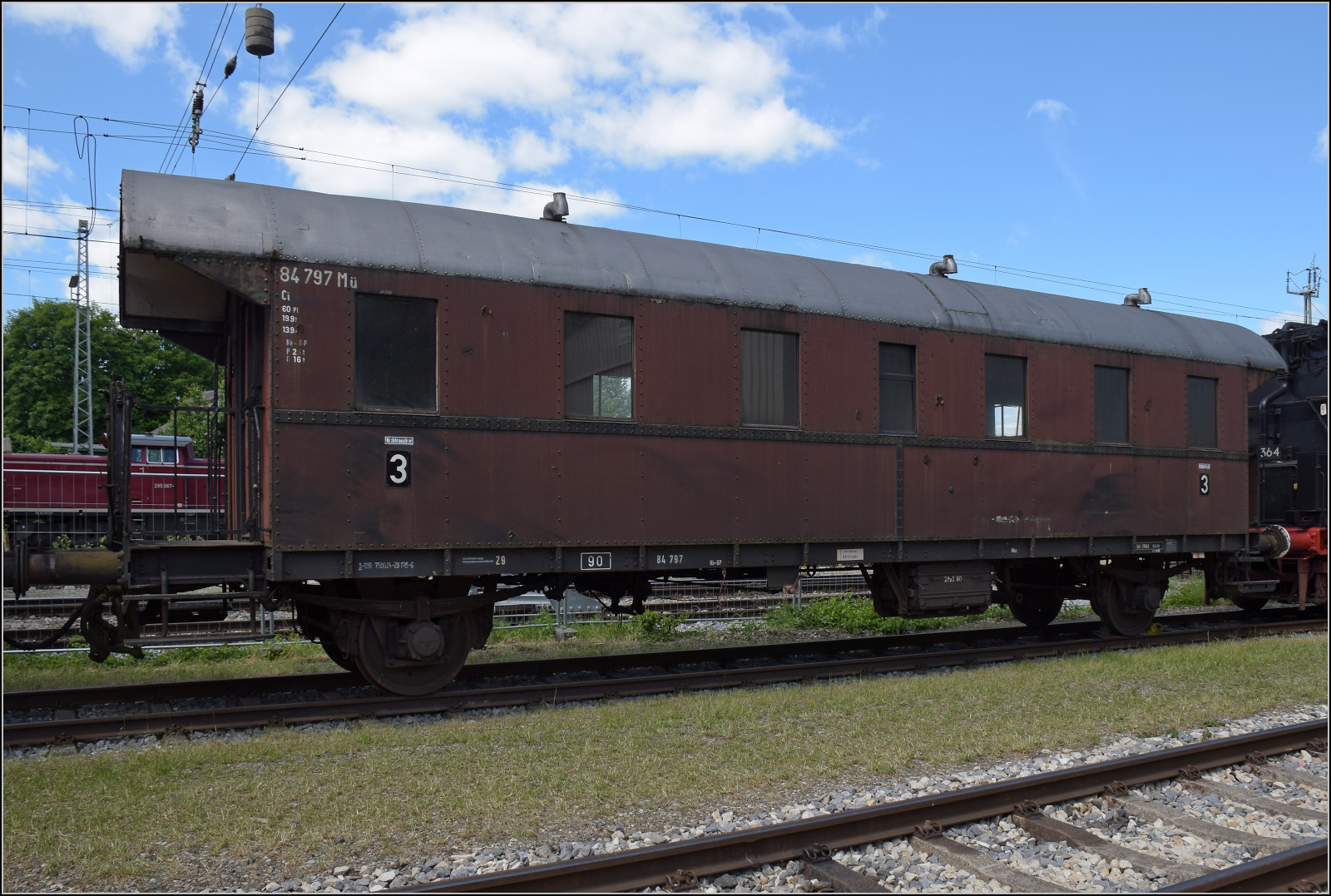 4. Nrdlinger Eisenbahnfest.

Diese Donnerbchse gehrt zur groen Serie der Gattung Ci-28 und ist ein Ganzstahl-Austauschwagen (alle Teile vereinheitlicht und herstellerunabhngig austauschbar). Der Wagen wurde 1928 von Gotha geliefert und bekam 1930 die Nummer 84 797 M. Er war bis 1963 bei der DB im Einsatz. Nrdlingen, Juni 2025.