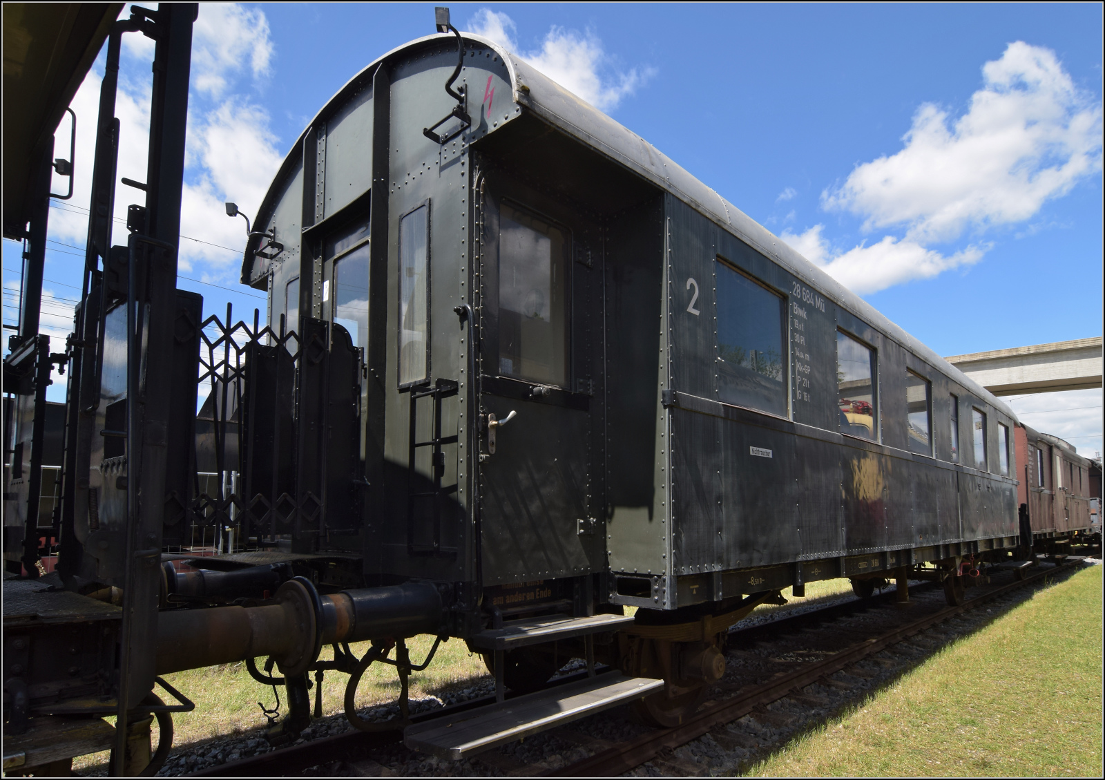 4. Nrdlinger Eisenbahnfest.

Diese Donnerbchse hat geschlossene Plattformen beim Einstieg und gehrt zur Gattung Bi-29 und ist ein Ganzstahl-Austauschwagen (alle Teile vereinheitlicht und herstellerunabhngig austauschbar). Der Wagen wurde 1930 von Fuchs geliefert und bekam nur kurz spter die Nummer 28 684 Karlsruhe. Er war bis 1964 bei der DB in Betrieb. Nrdlingen, Juni 2025.