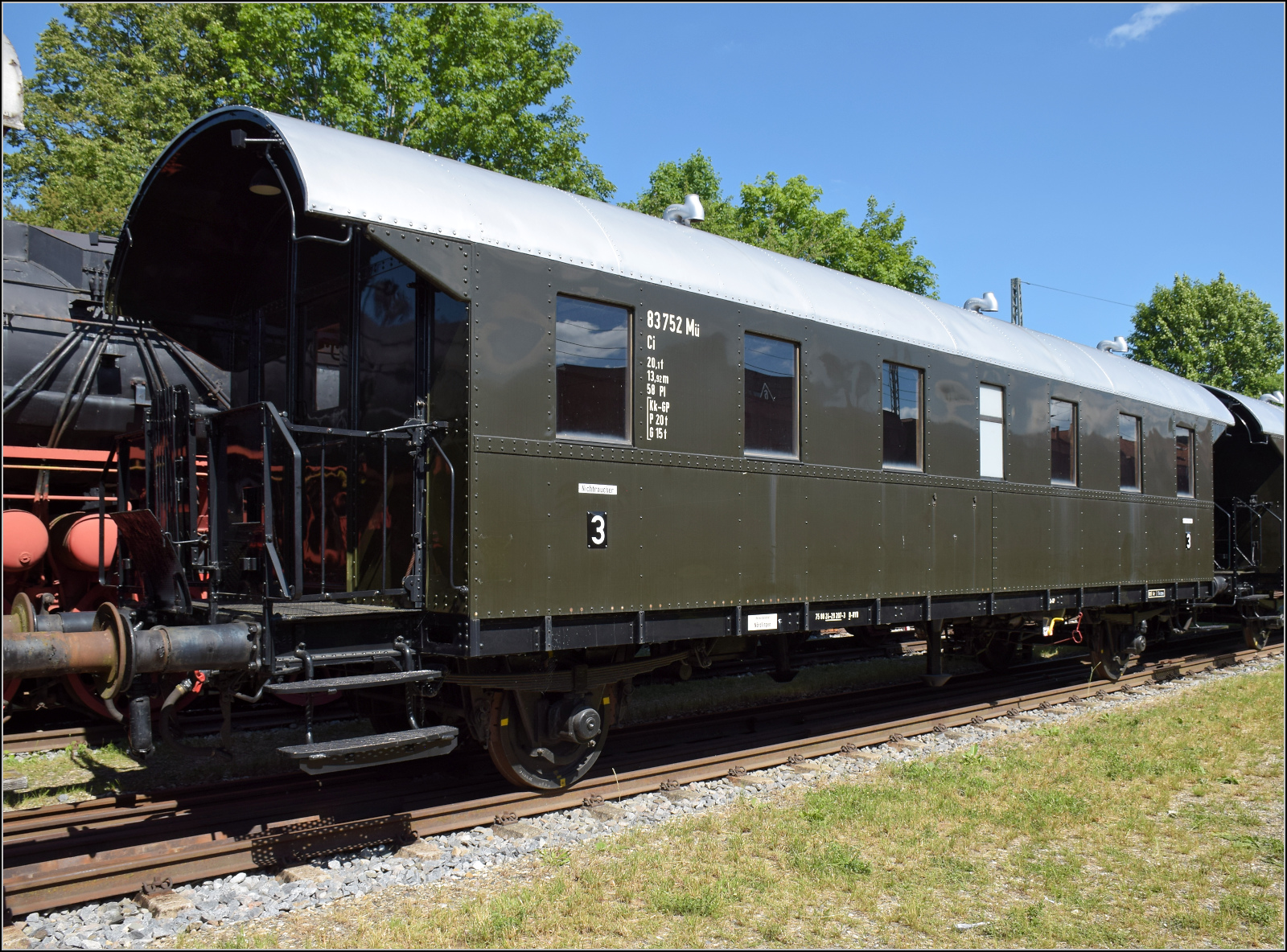 4. Nrdlinger Eisenbahnfest.

Diese wunderbar restaurierte Donnerbchse gehrt zur groen Serie der Gattung Ci-28 und ist ein Ganzstahl-Austauschwagen (alle Teile vereinheitlicht und herstellerunabhngig austauschbar). Der Wagen wurde 1928 von Schndorff geliefert und bekam 1930 die Nummer 83 752 Regensburg. Er war bis 1964 bei der DB im Einsatz und berdauerte als Wohn- und Schlafwagen, soewie bei zwei frnkischen Bahnmuseen. Nrdlingen, Juni 2025.