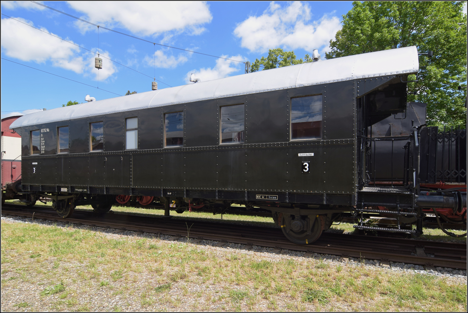 4. Nrdlinger Eisenbahnfest.

Diese wunderbar restaurierte Donnerbchse gehrt zur groen Serie der Gattung Ci-28 und ist ein Ganzstahl-Austauschwagen (alle Teile vereinheitlicht und herstellerunabhngig austauschbar). Der Wagen wurde 1928 von Schndorff geliefert und bekam 1930 die Nummer 83 752 Regensburg. Er war bis 1964 bei der DB im Einsatz und berdauerte als Wohn- und Schlafwagen, soewie bei zwei frnkischen Bahnmuseen. Nrdlingen, Juni 2025.