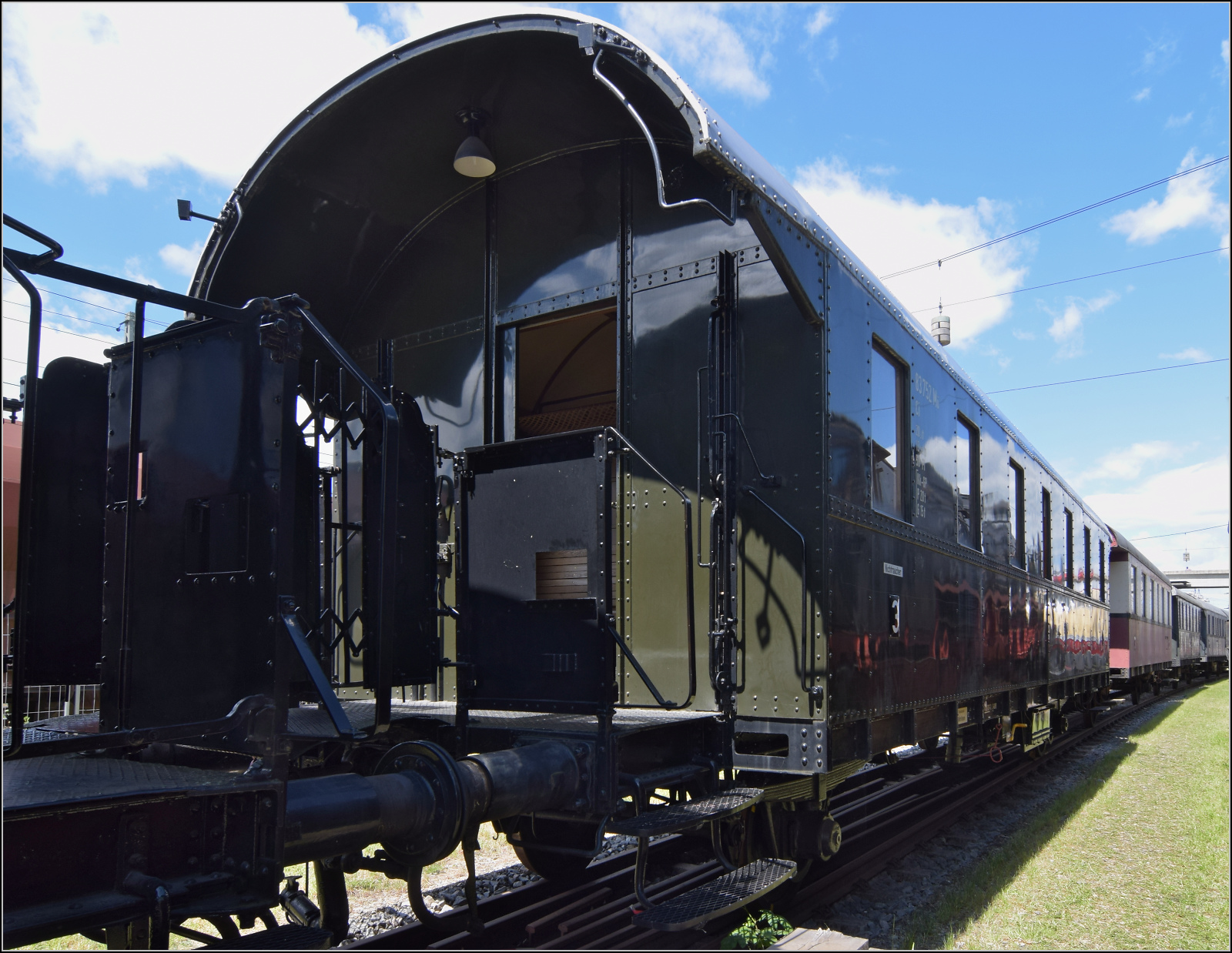 4. Nrdlinger Eisenbahnfest.

Diese wunderbar restaurierte Donnerbchse gehrt zur groen Serie der Gattung Ci-28 und ist ein Ganzstahl-Austauschwagen (alle Teile vereinheitlicht und herstellerunabhngig austauschbar). Der Wagen wurde 1928 von Schndorff geliefert und bekam 1930 die Nummer 83 752 Regensburg. Er war bis 1964 bei der DB im Einsatz und berdauerte als Wohn- und Schlafwagen, soewie bei zwei frnkischen Bahnmuseen. Nrdlingen, Juni 2025.