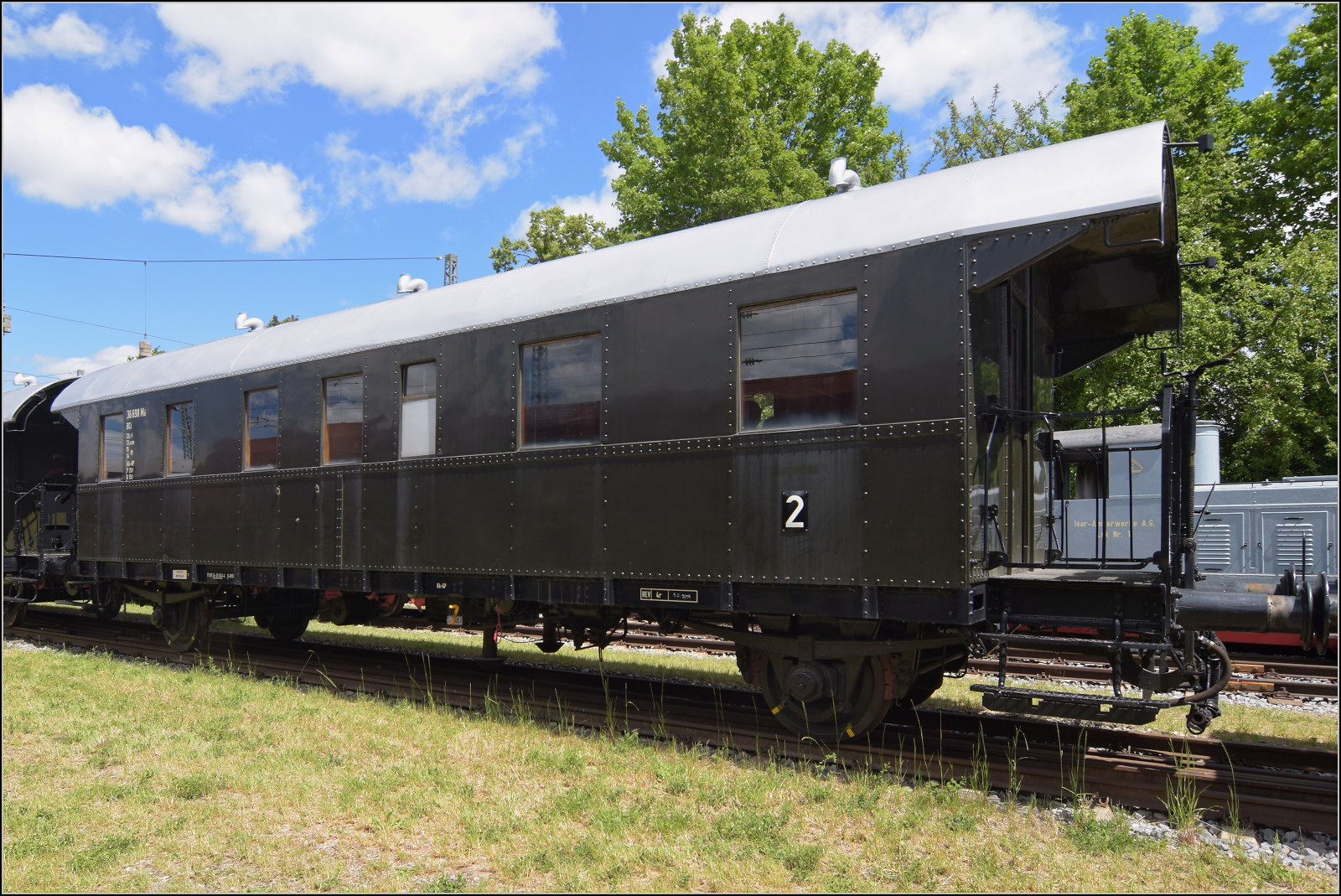 4. Nrdlinger Eisenbahnfest.

Diese wunderbar restaurierte Donnerbchse gehrt zur Gattung BCi-29 und ist ein Ganzstahl-Austauschwagen (alle Teile vereinheitlicht und herstellerunabhngig austauschbar). Der Wagen wurde 1930 von Uerdingen geliefert und bekam 1930 die Nummer 36 698 Altona. Er war ab 1965 als Stofflagerwagen der DB genutzt und ist nunmehr eine private Leihgabe. Nrdlingen, Juni 2025.