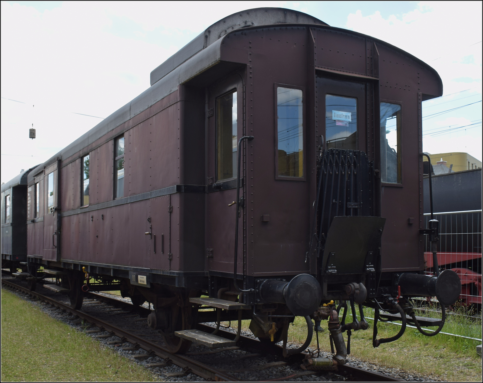 4. Nrdlinger Eisenbahnfest.

Dieser Nebenbahn-Packwagen gehrt zur Gattung Pwi-31a und wurde 1933 von Schndorff geliefert. Er bekam die Nummer 117614 M. Er war bis 1977 bei der DB in Dienst. Nrdlingen, Juni 2025.