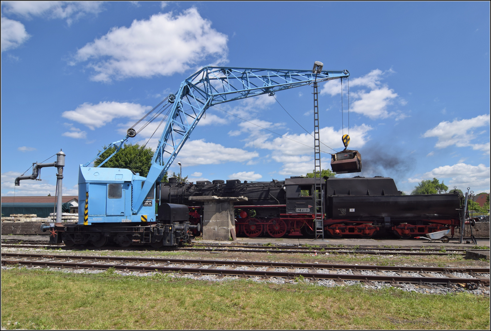 4. Nrdlinger Eisenbahnfest.

Ein blaues Wunder schreibt das Museum auf seiner Homepage. Ein wei-blauer Himmel mit blauem Wunder beim Bekohlen von schwarzer Dampflok schreibe ich. Nrdlingen, Juni 2025.