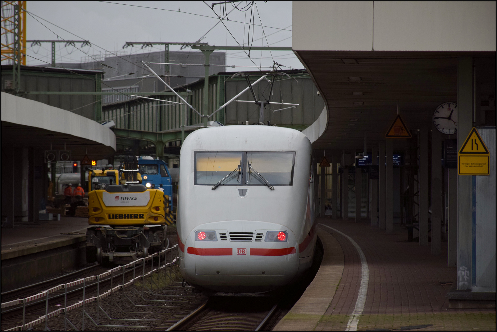 401 013 in Duisburg im alten Teil des Bahnhofs, w�hrend daneben bereits flei�ig erneuert wird. Februar 2026.