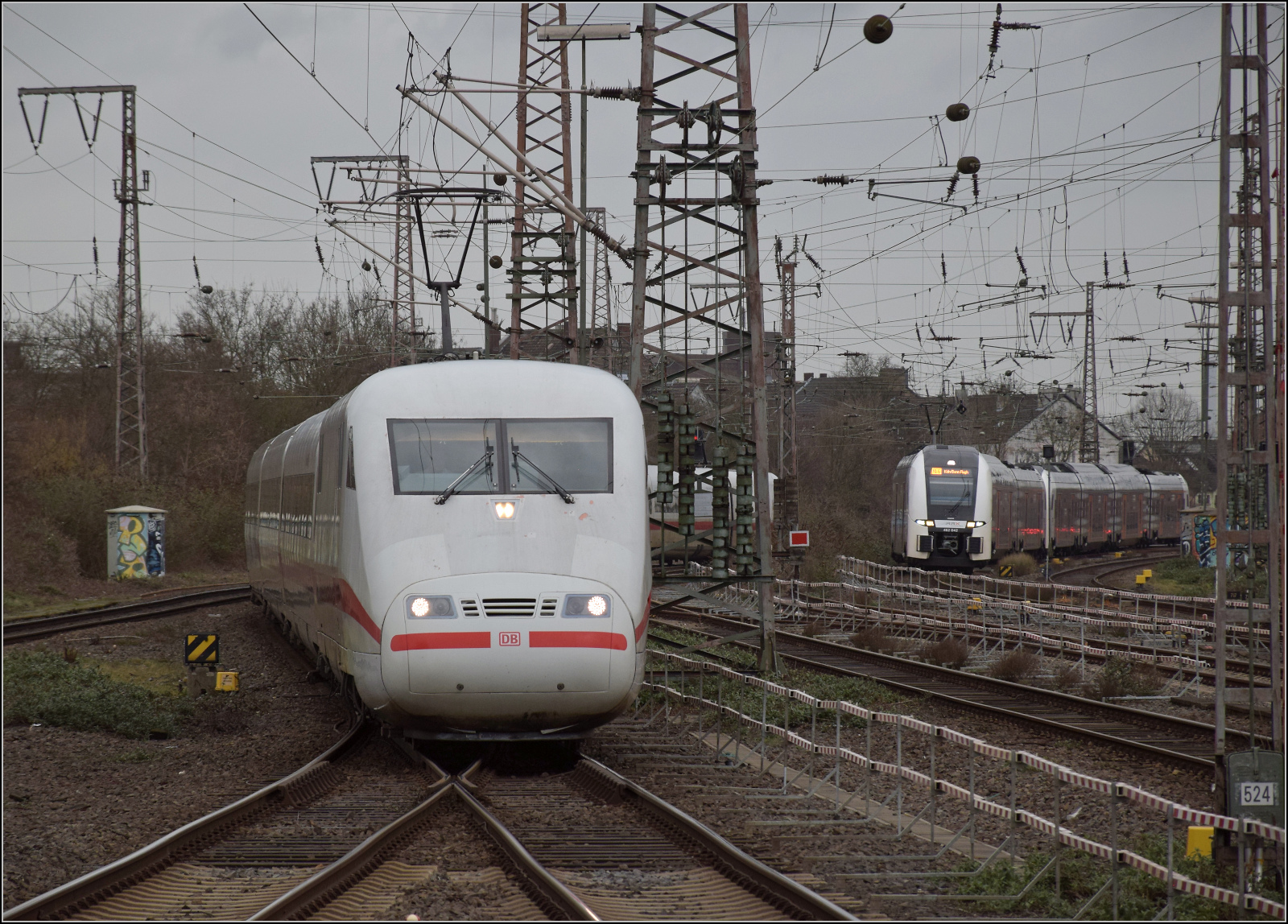401 013 und ein Duo aus Desiro HC des RRX mit 462 039 an der Spitze treffen gleichzeitig in Duisburg ein. Februar 2026.