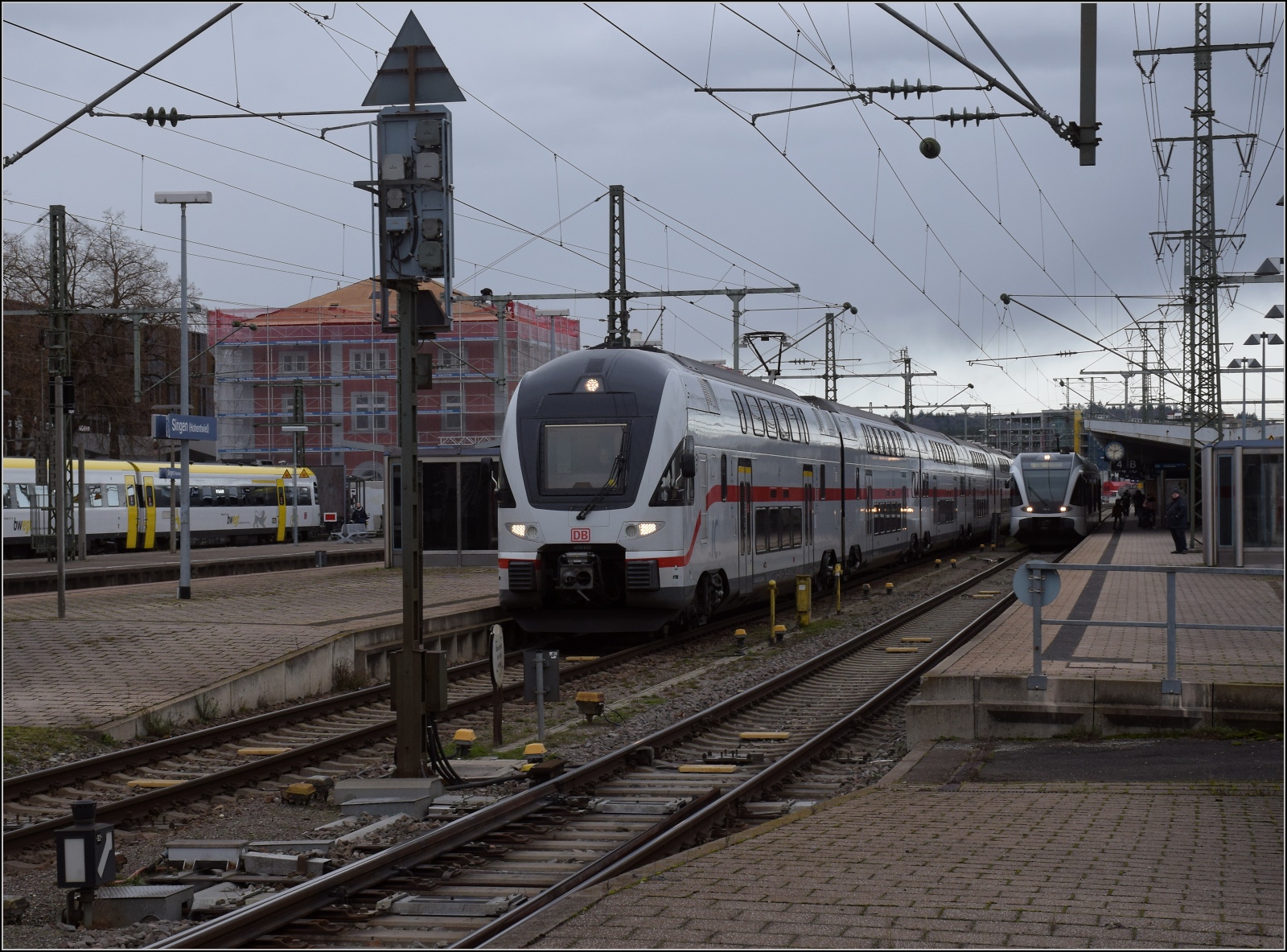 4010 002 'Naturpark Schönbuch' fährt aus Singen nach Zürich aus. Januar 2023. 