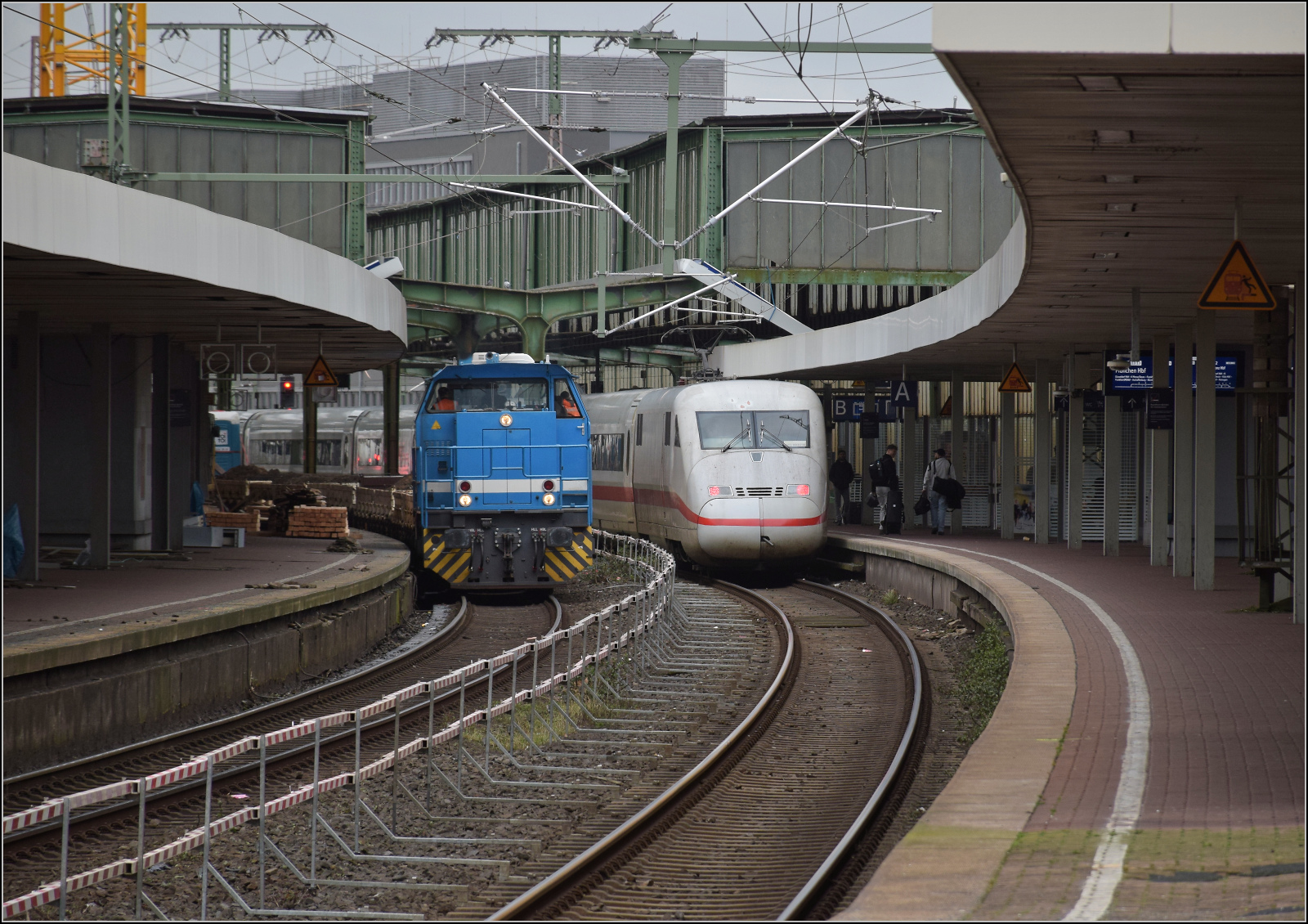 402 045 und 402 017 verlassen Duisburg. Februar 2026.