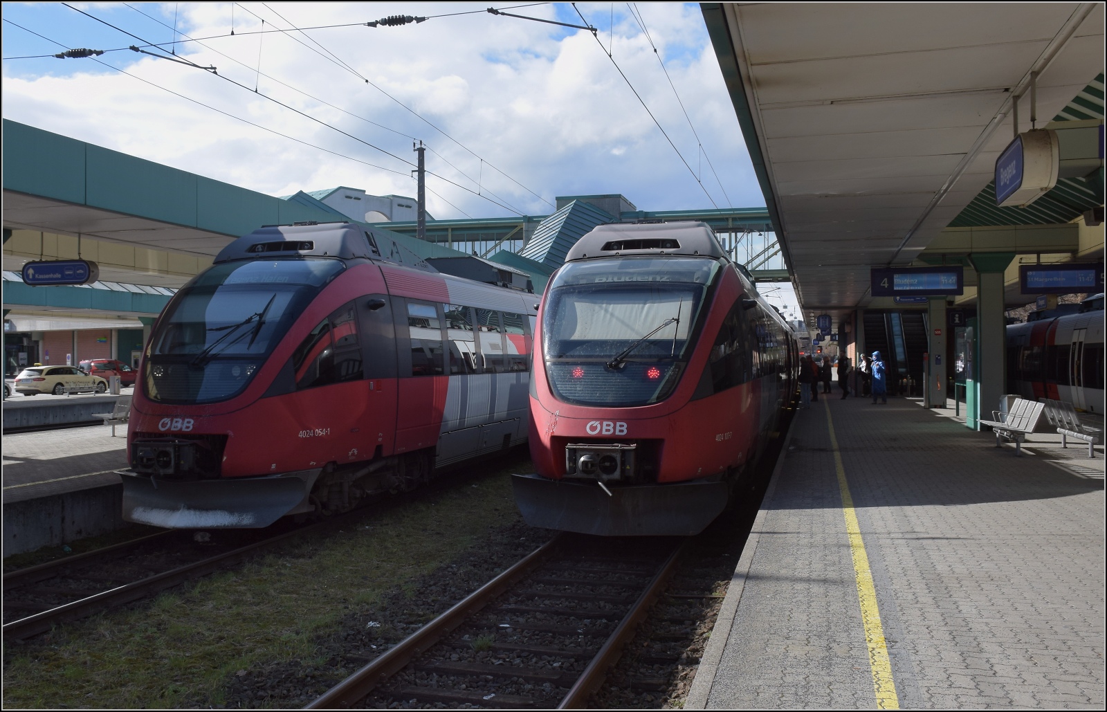 4024 107 und 4024 054 in Bregenz. Februar 2023.