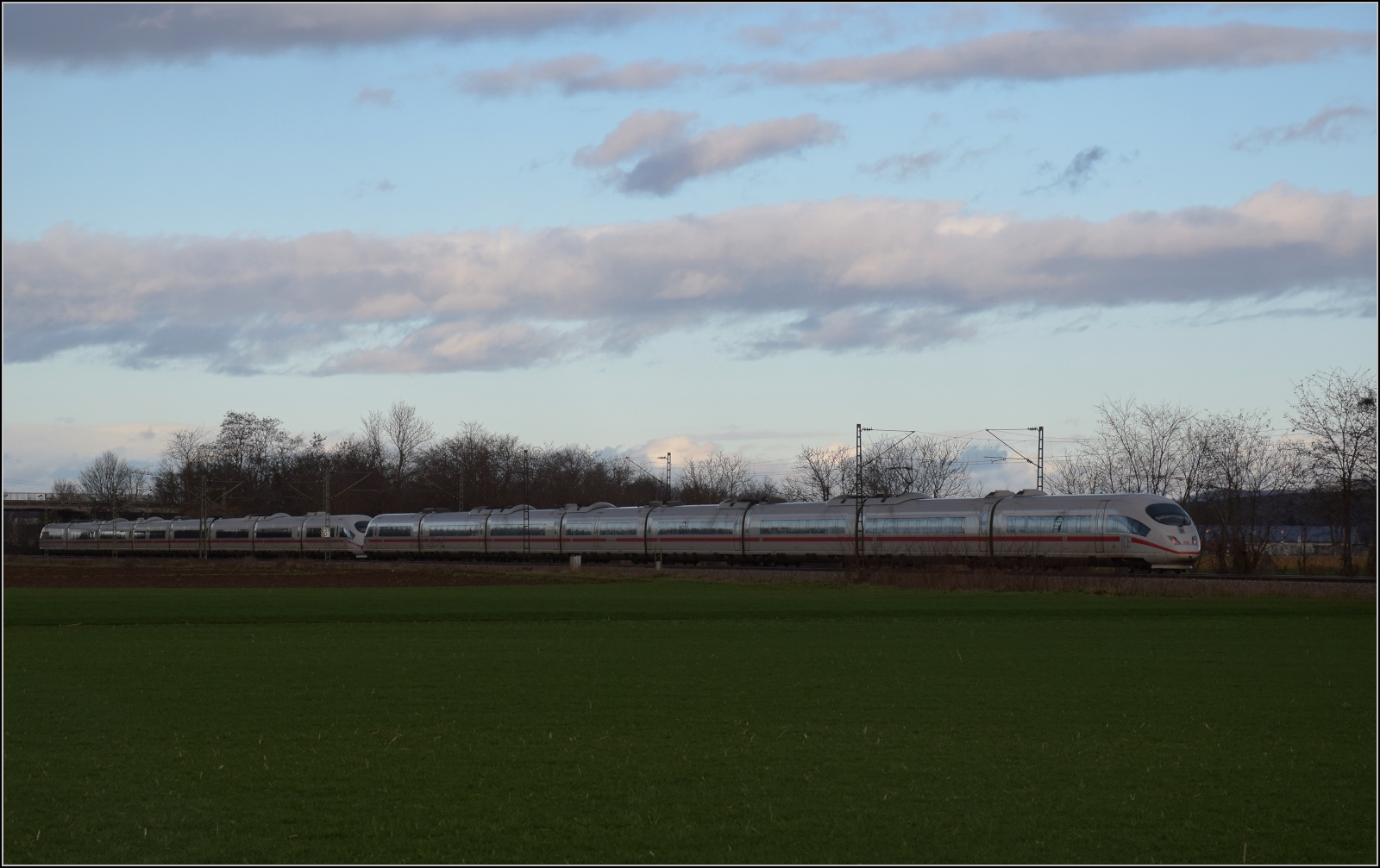 406 002 'Euregio Maas-Rhein und 406 080 'Würzburg' fahren bei Buggingen vorüber gen Holland. Januar 2023.