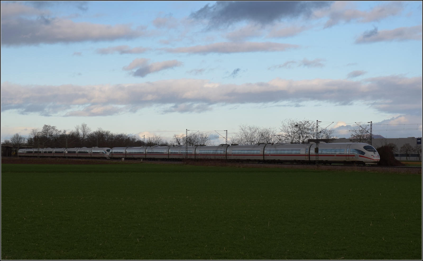 406 002 'Euregio Maas-Rhein und 406 080 'Würzburg' fahren bei Buggingen vorüber gen Holland. Januar 2023.