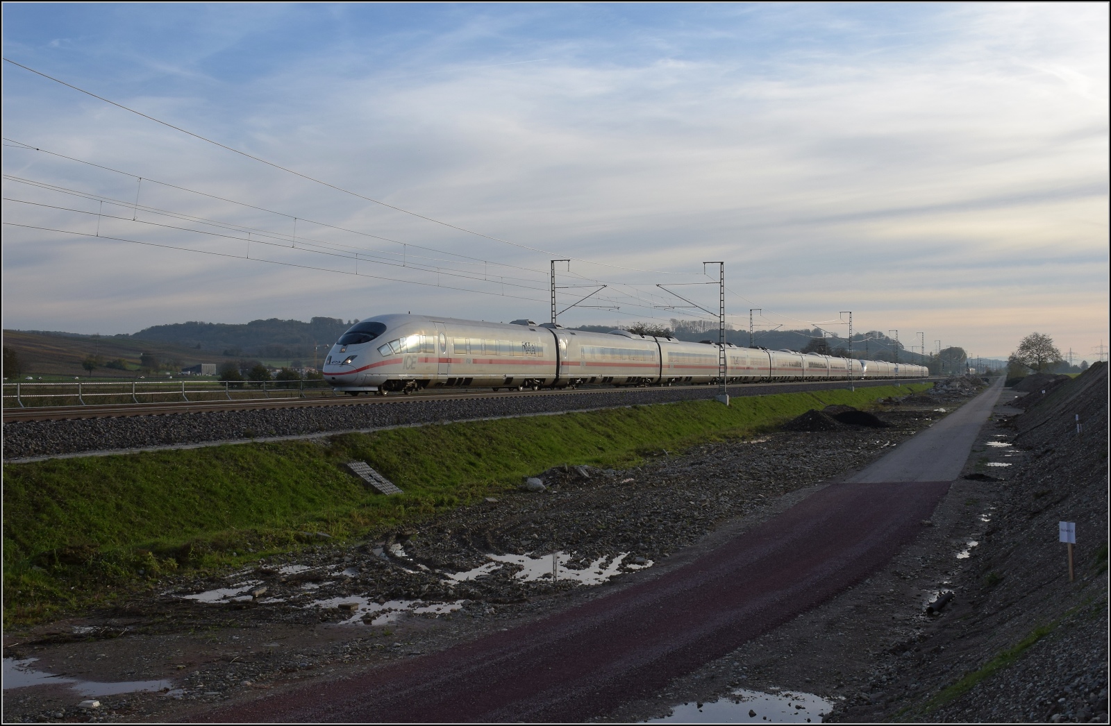 406 053 der niederländischen Staatsbahn und 406 054 'Lorraine' bei Auggen. November 2022.