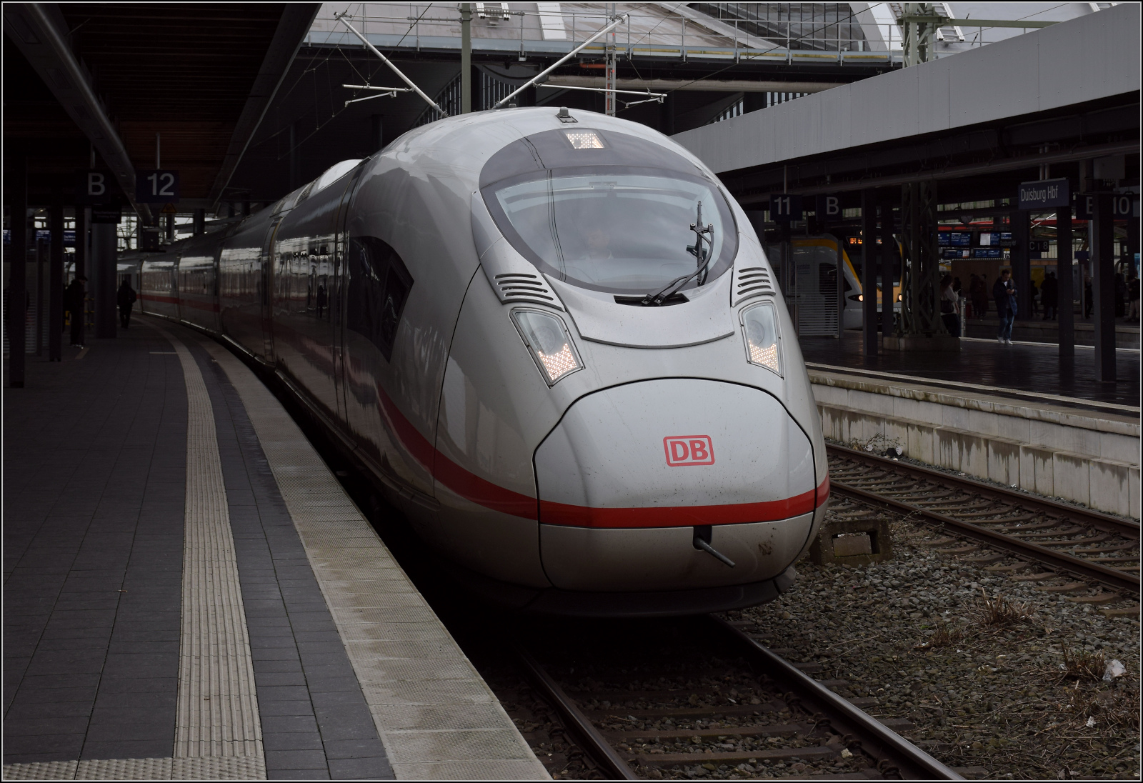 408 037 brachte mich nach Duisburg. Unterwegs in Köln wurde der hintere Zugteil nicht planmäßig abgekoppelt. Duisburg, Februar 2026.