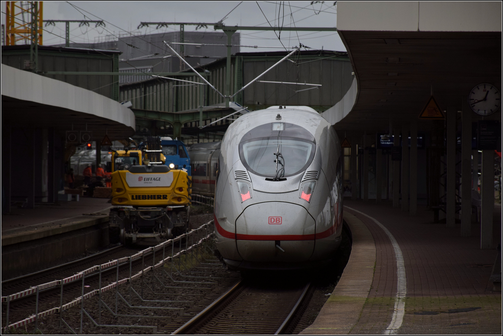 408 039 und 408 021 fahren s�dw�rts aus Duisburg aus. Februar 2026.