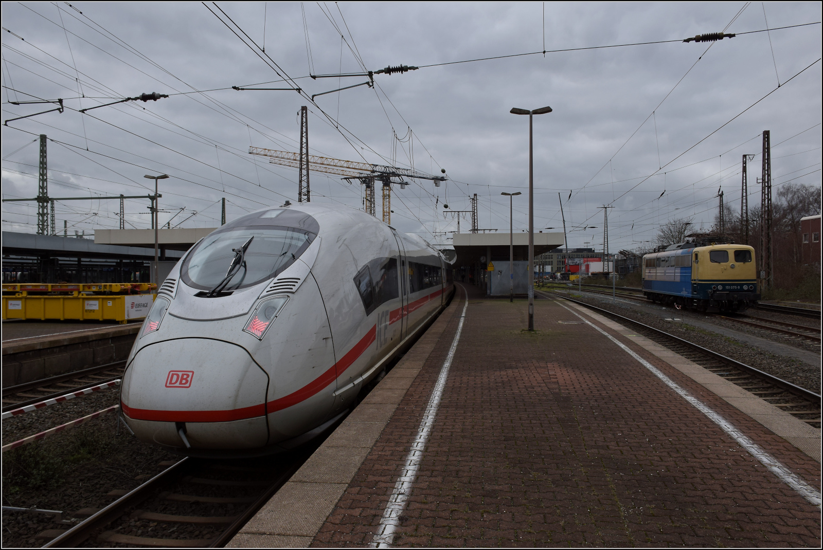 408 039 und 408 021 treffen in Duisburg ein. Rechts steht 151 075 von SRI.Februar 2026.