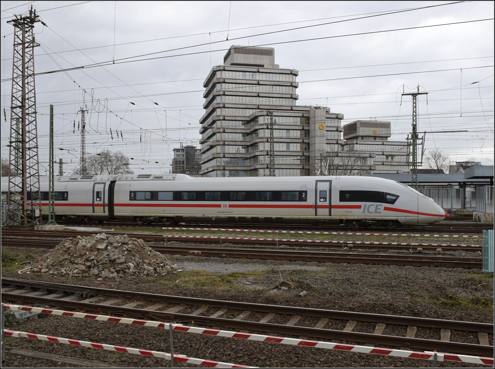 408 043 und 408 040 treffen in Duisburg ein. Im Bild der Endwagen 93 80 5408 543-7. Februar 2026.