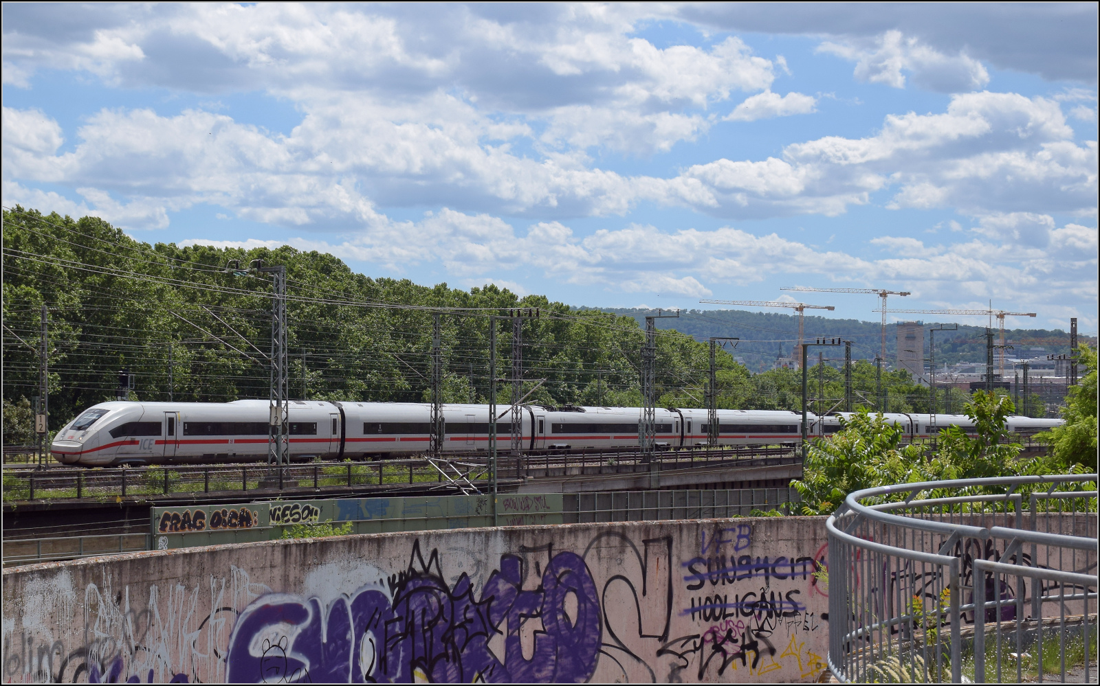 '412 022' auf dem Weg in den Hauptbahnhof. Stuttgart, Juli 2026.