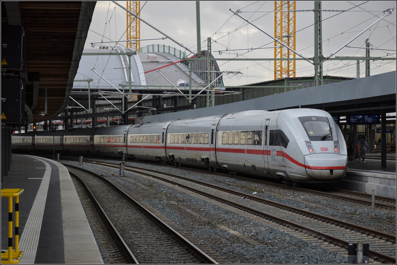 412 218 und 412 212 (im Bild). Duisburg, Februar 2026.