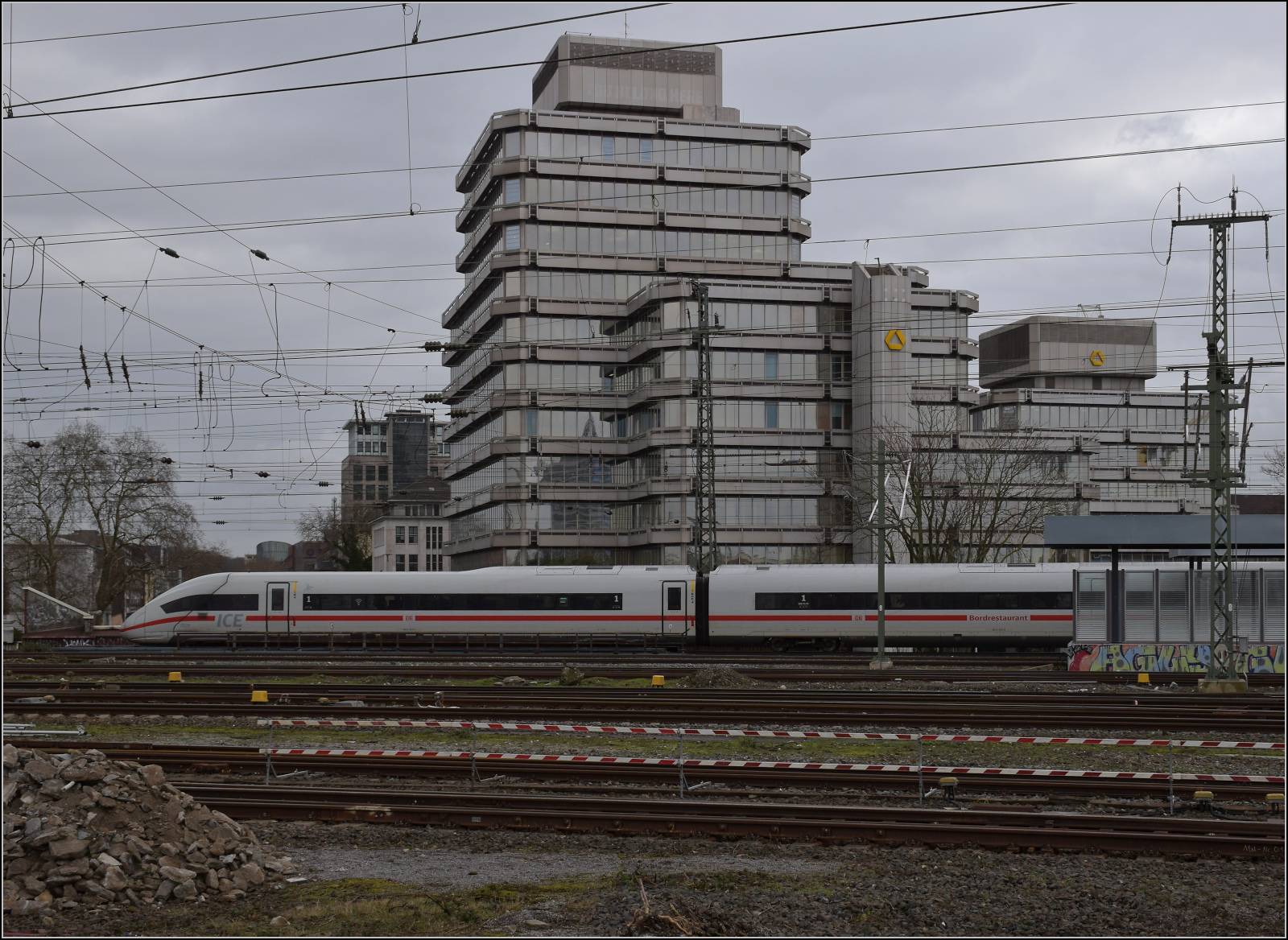 412 224 (im Bild) und 412 204 in Duisburg. Februar 2026.