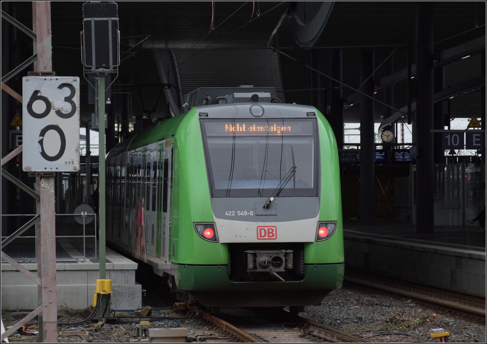 422 015 und 422 049 treffen in Duisburg ein. Februar 2026.