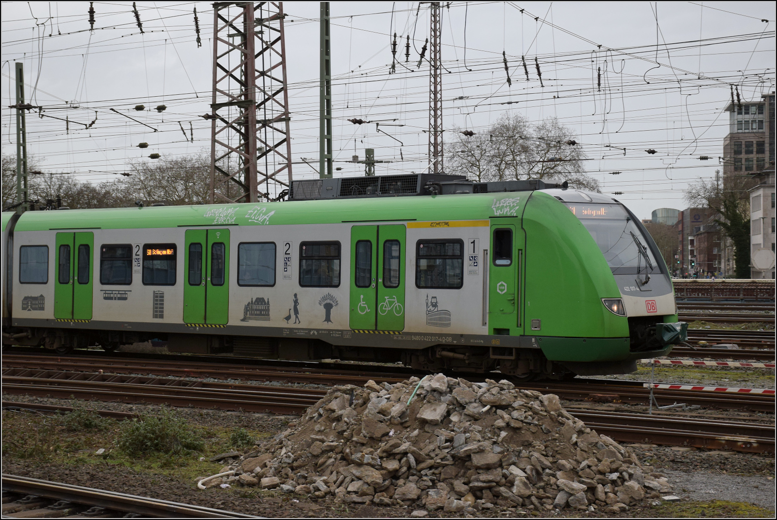 422 017 und 422 005 erreichen Duisburg. Februar 2026.