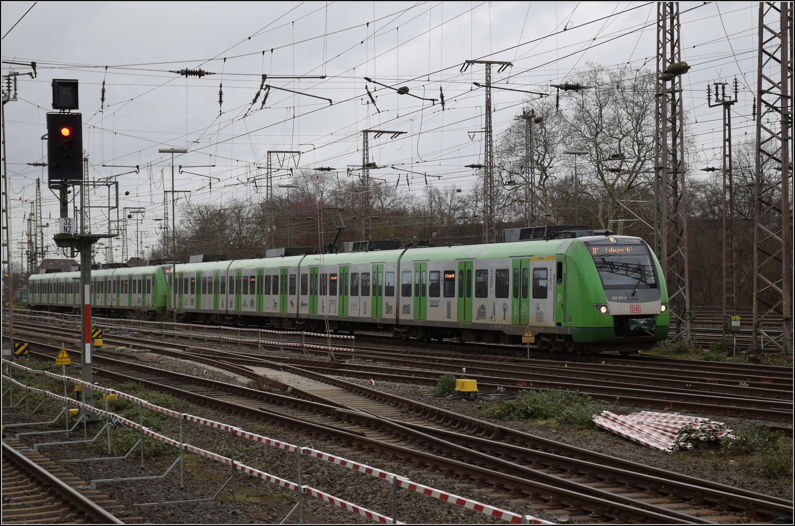 422 017 und 422 005 erreichen Duisburg. Februar 2026.