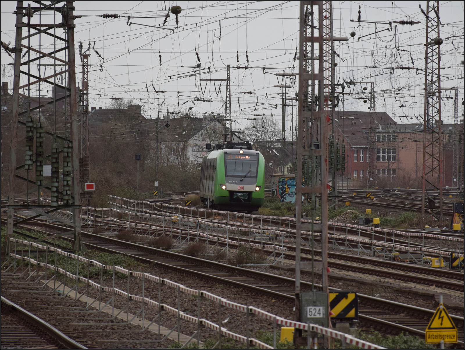 422 017 und 422 005 erreichen Duisburg. Februar 2026.