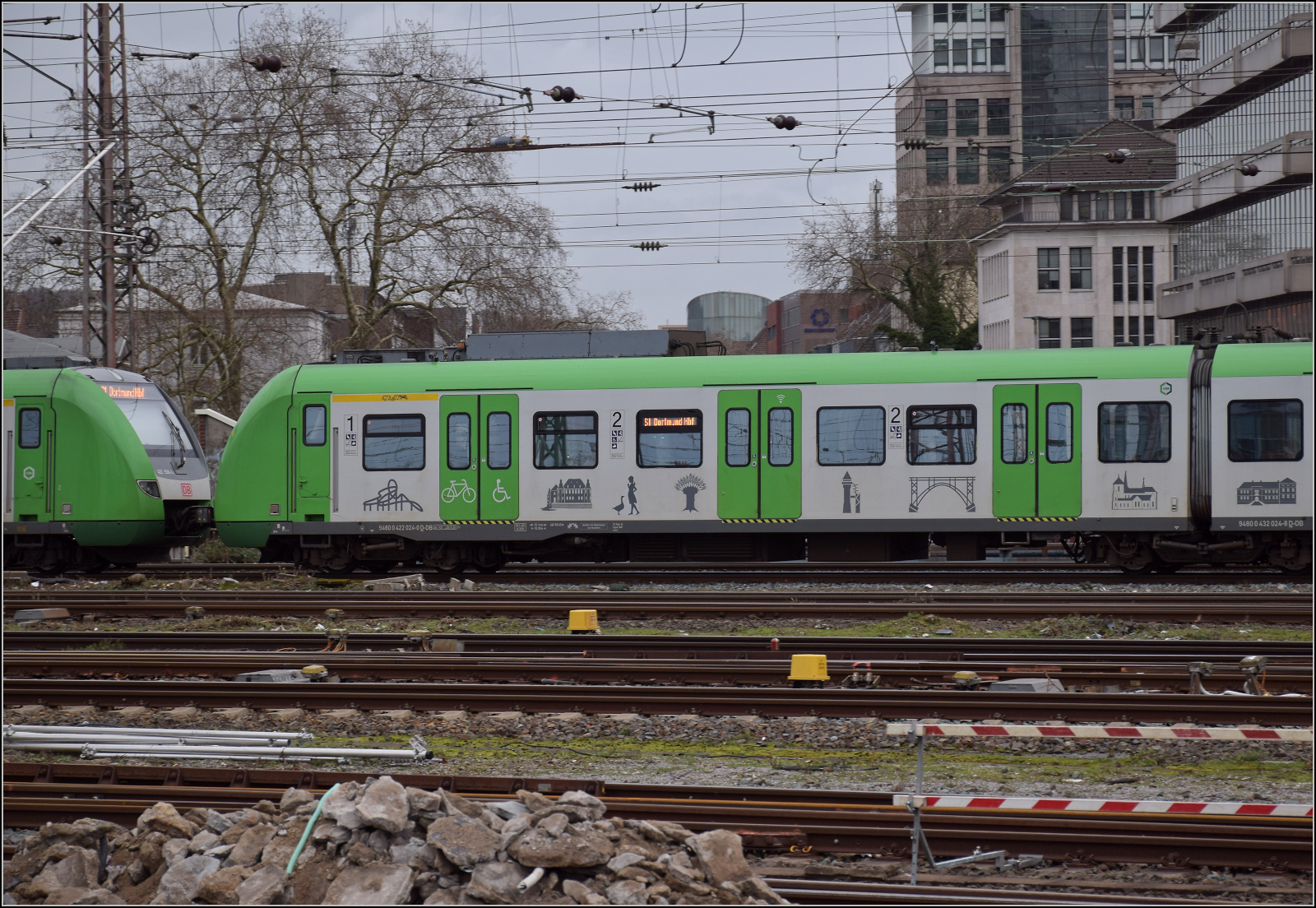 422 036 und 422 024 (im Bild) in Duisburg. Februar 2026.