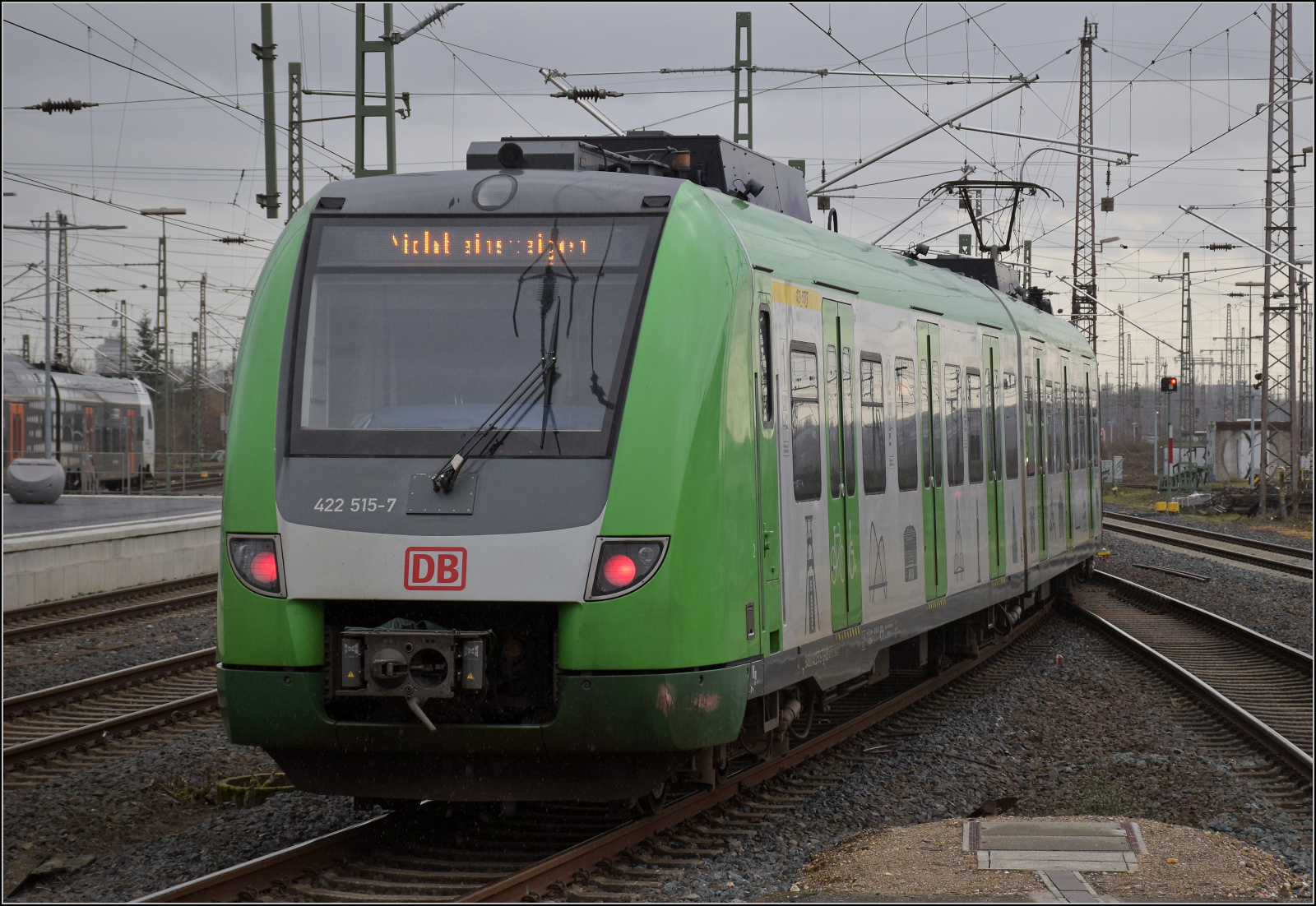 422 049 und 422 015 fahren in die Abstellung. Duisburg, Februar 2026.