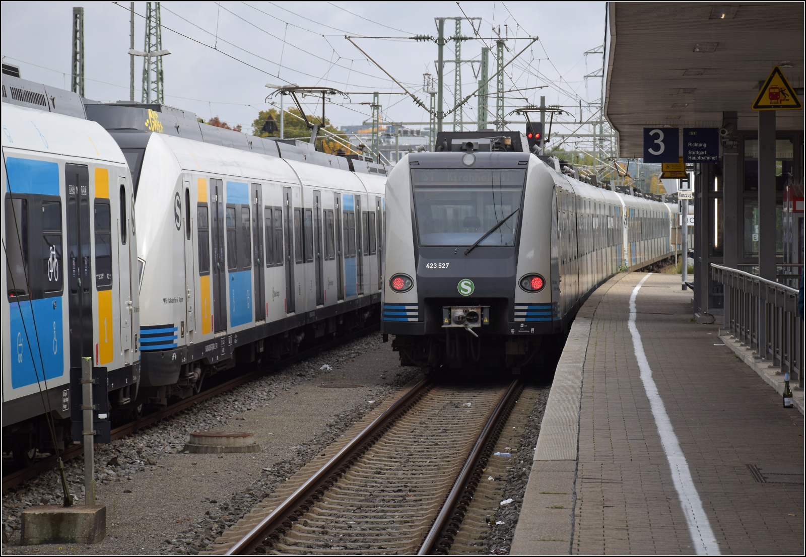 423 370, 423 335 und 423 027 verlassen B�blingen Richtung Stuttgart. Oktober 2026.