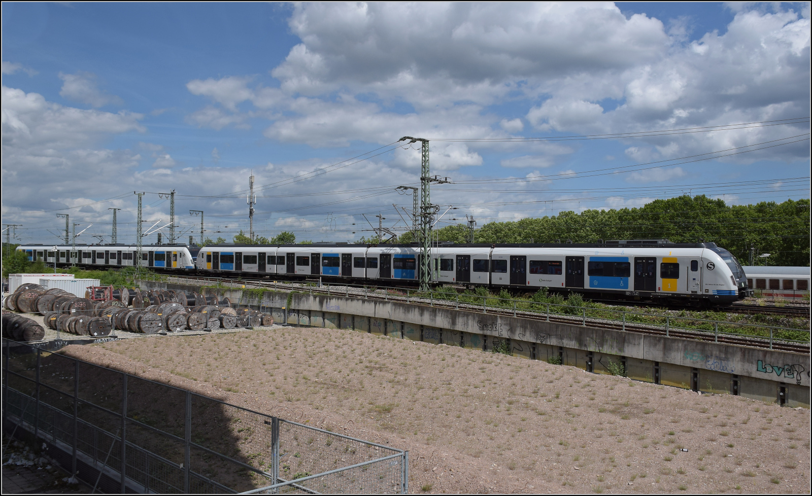 430 063 und 430 254 auf dem Weg nach S�den. Stuttgart, Juni 2026.