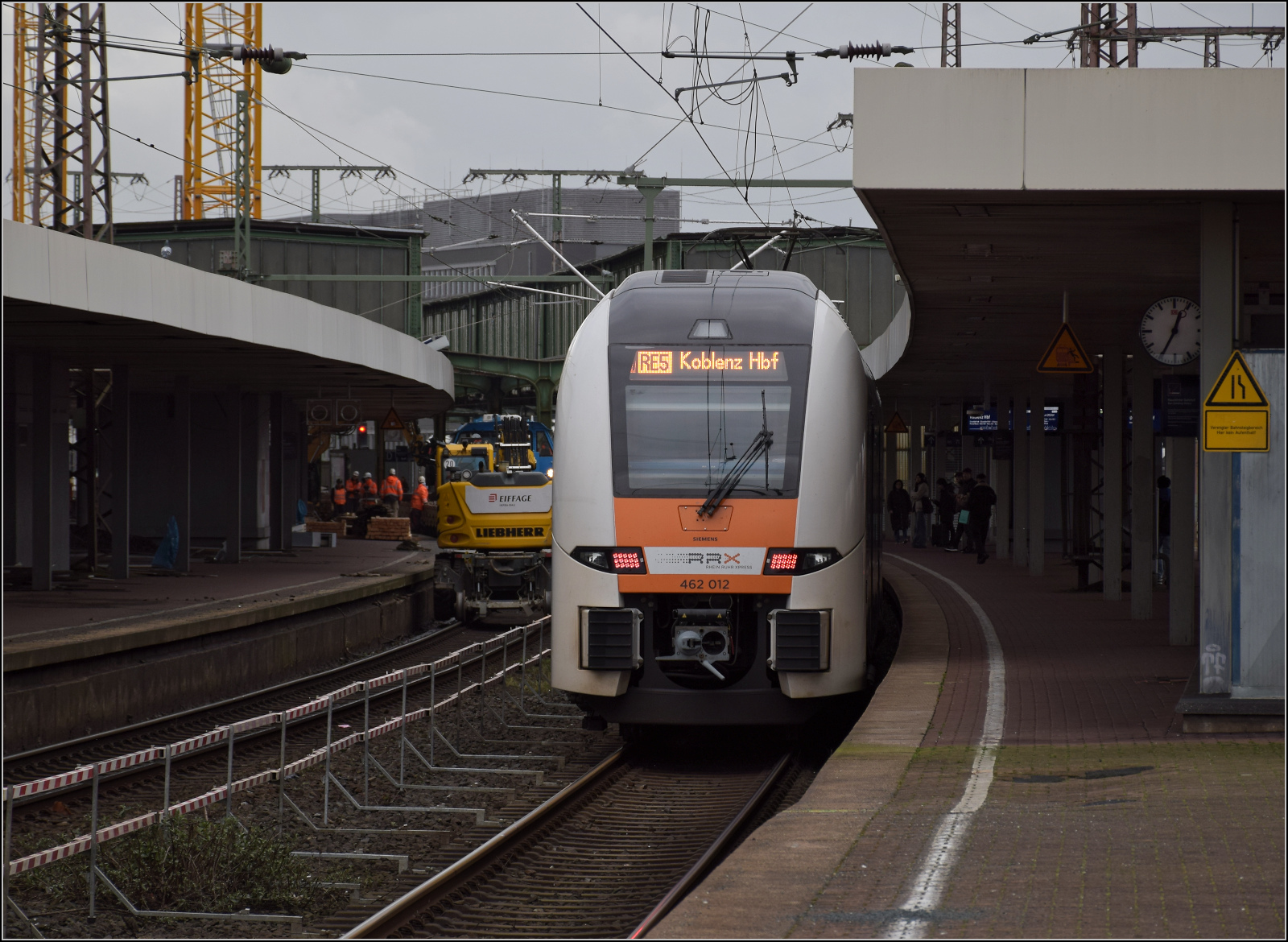 462 028 und 462 012 treffen als RE 5 nach Koblenz in Duisburg ein. Februar 2026.