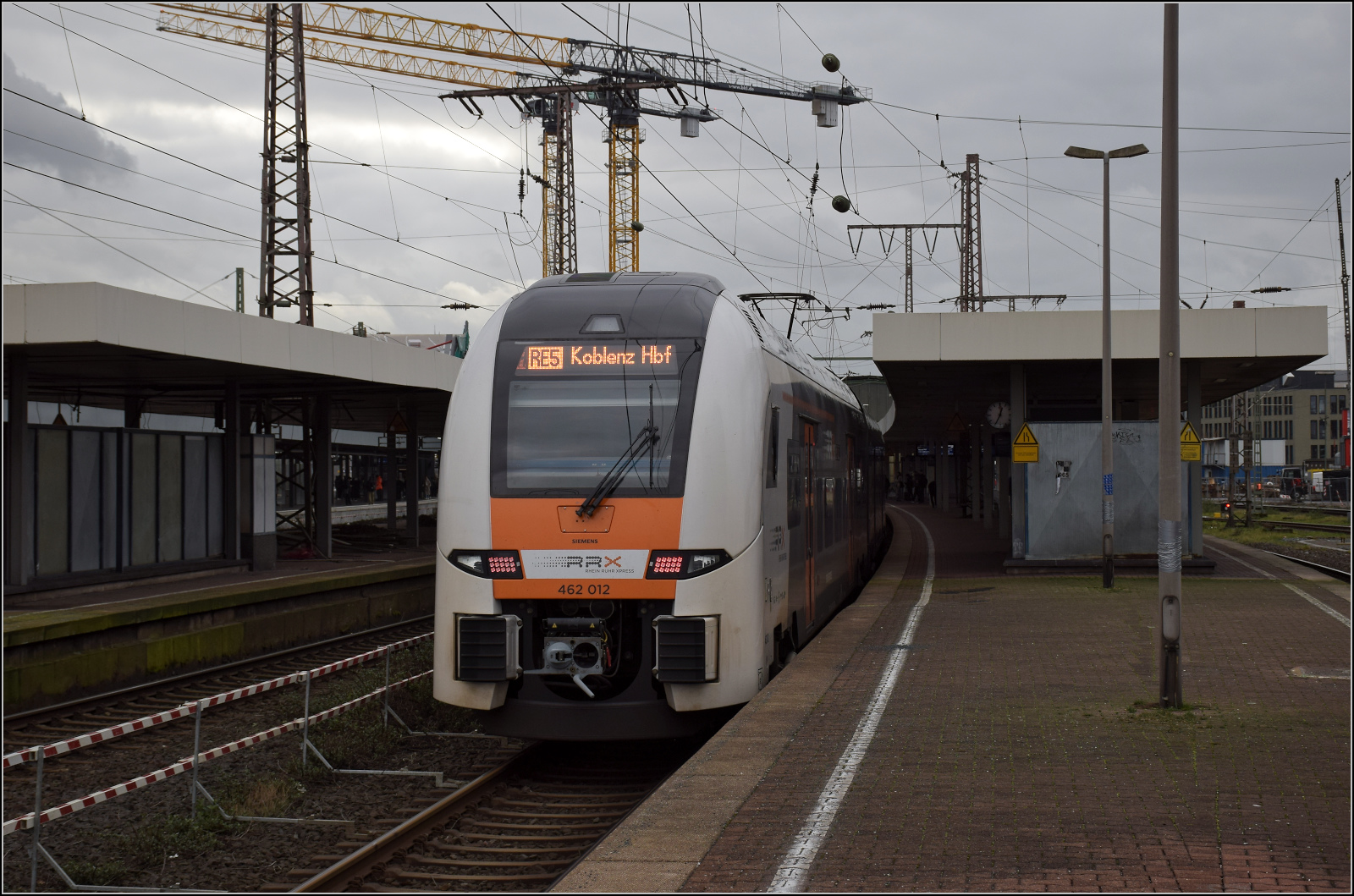 462 028 und 462 012 treffen als RE 5 nach Koblenz in Duisburg ein. Februar 2026.