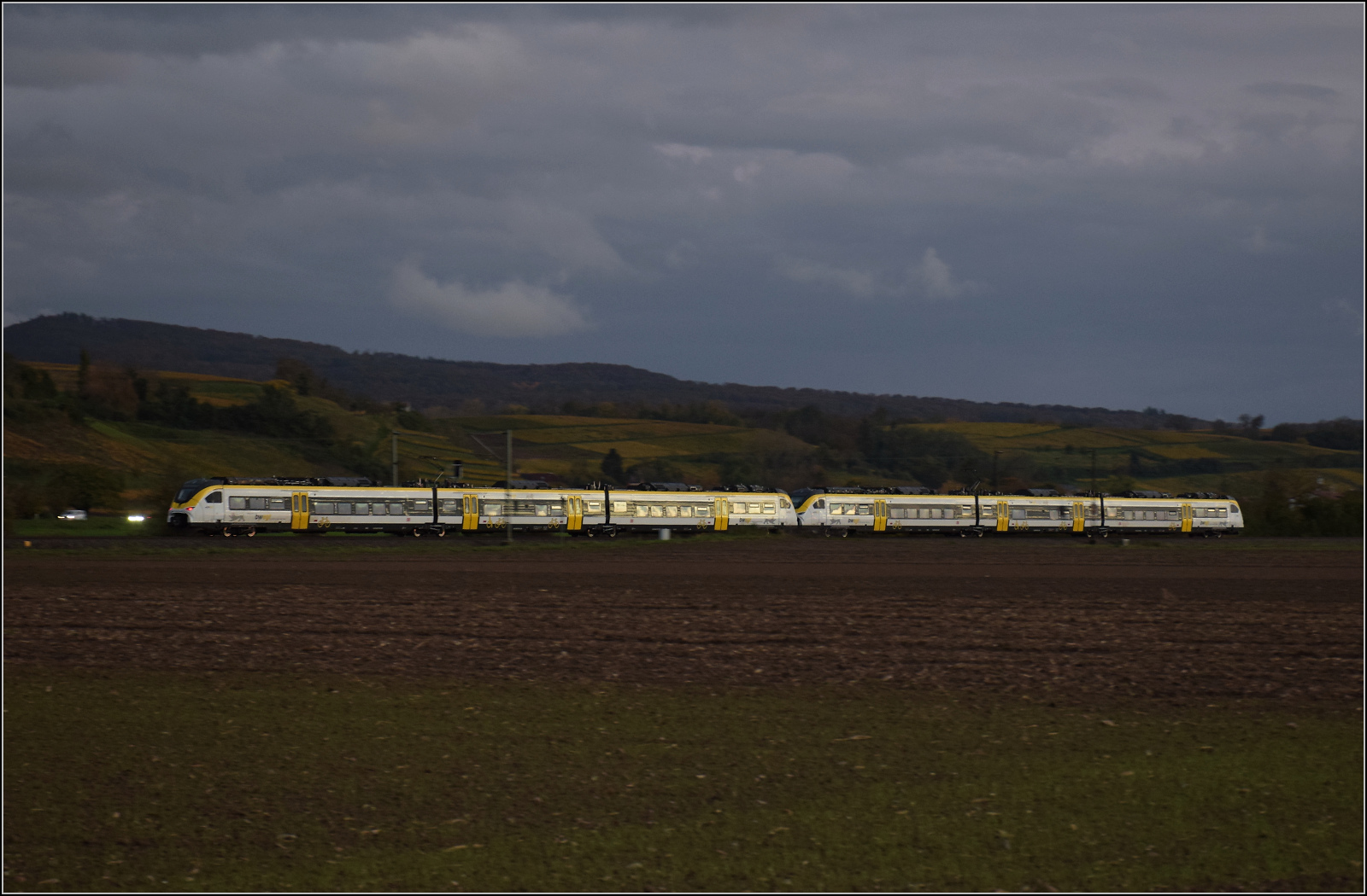 463 008 und 463 015 bei Hügelheim. Oktober 2025.