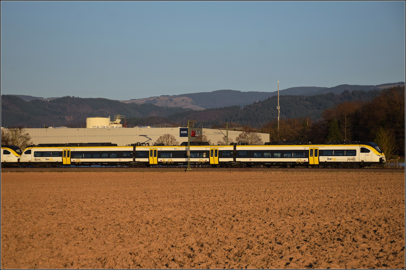 463 016 (im Bild)und 463 084 sind südwärts bei Buggingen unterwegs. Februar 2026.