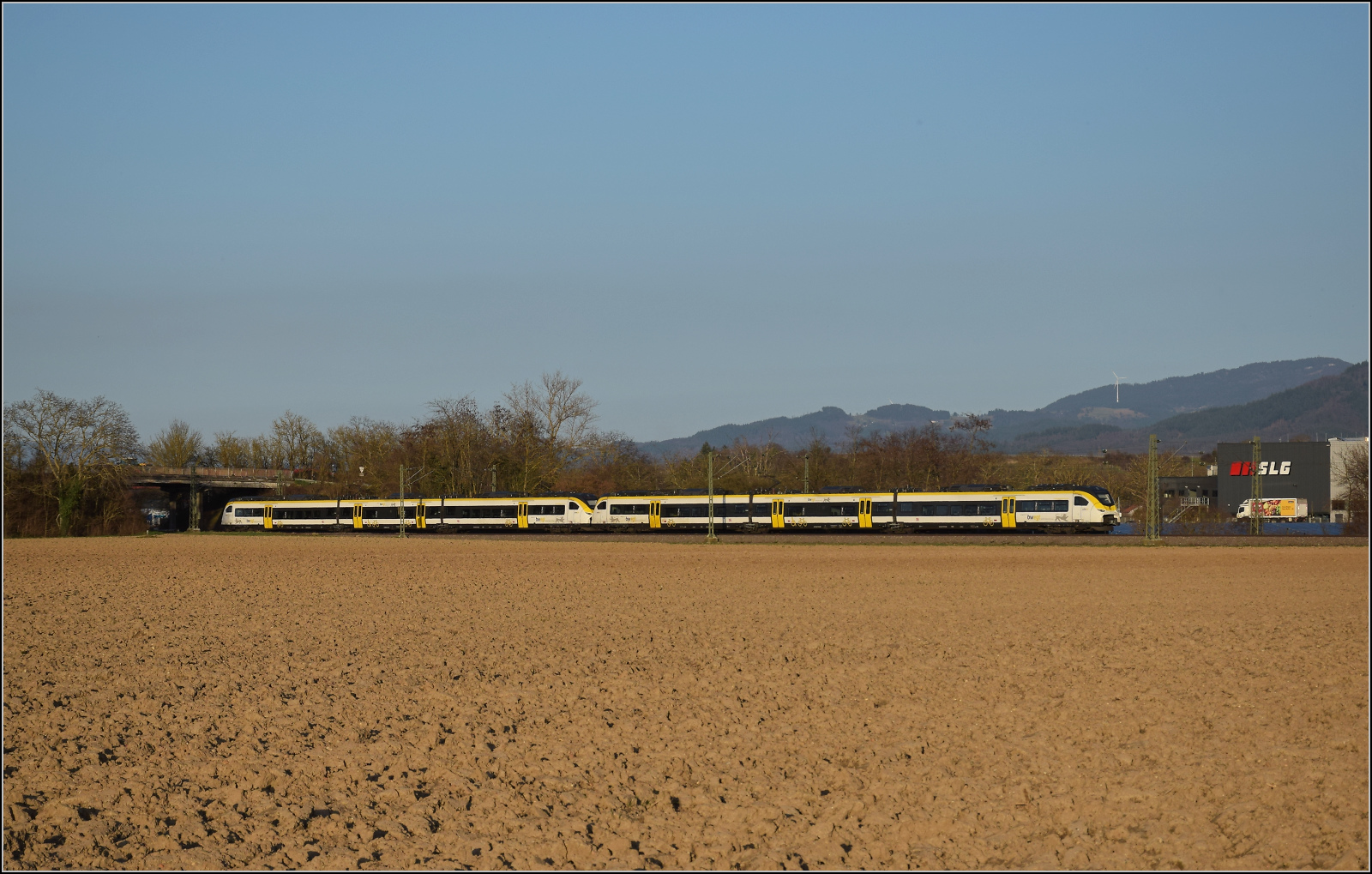 463 020 und 463 015 sind nordwärts bei Hügelheim unterwegs. Februar 2026.