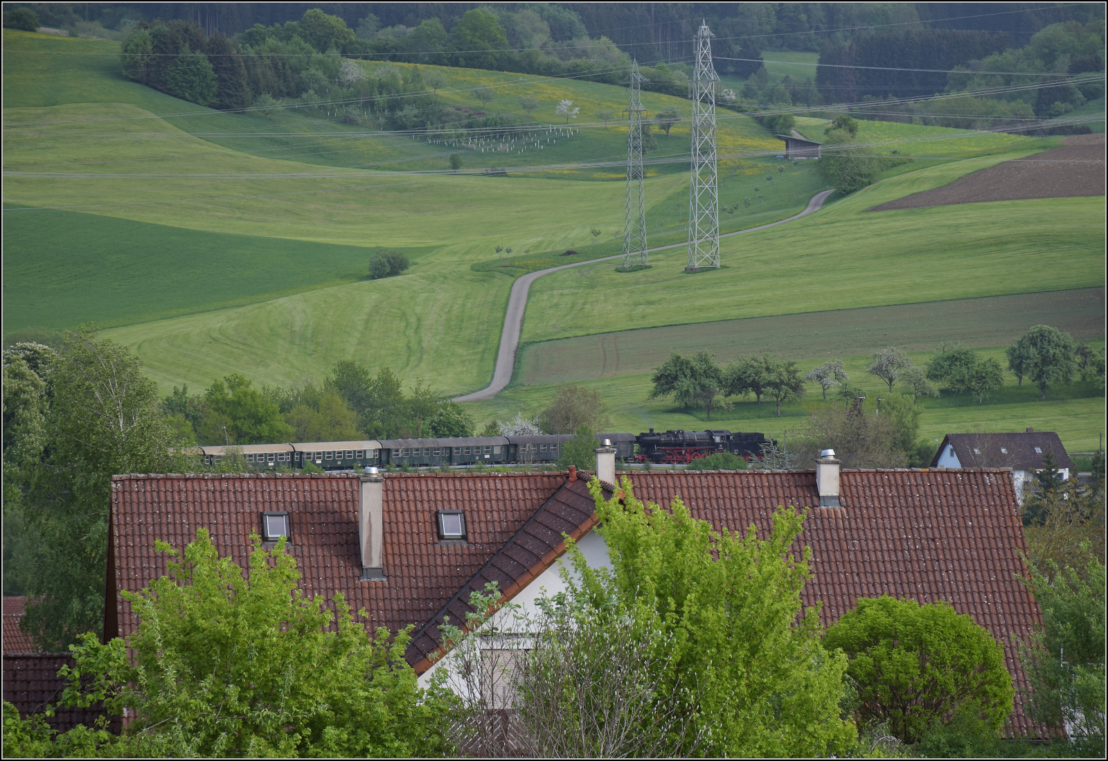 50 2988 hat ihren Einsatztag beendet und kann nun die Wagen und sich selber verräumen. Fützen, Mai 2025.