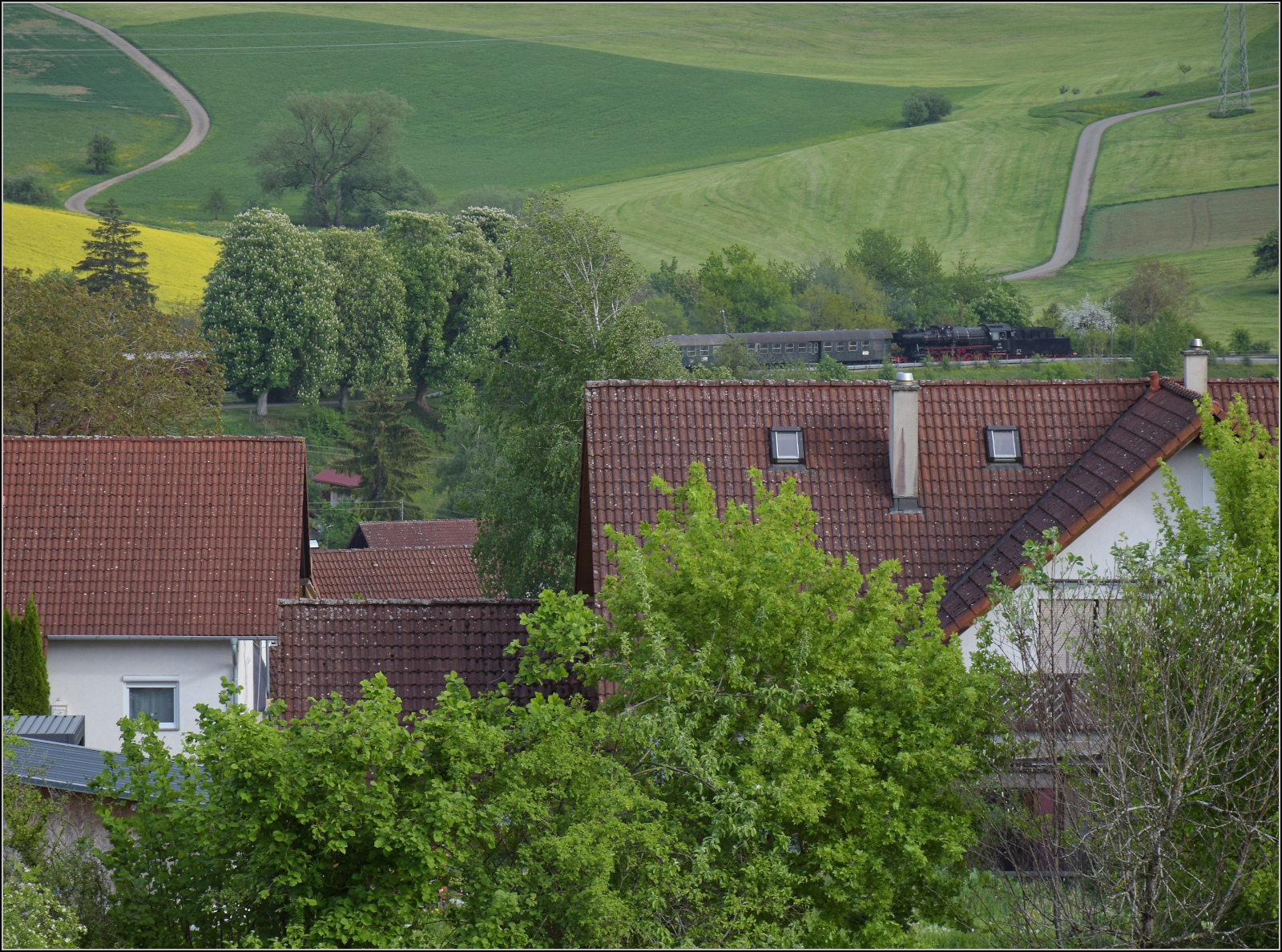 
50 2988 hat ihren Einsatztag beendet und kann nun die Wagen und sich selber verräumen. Fützen, Mai 2025.