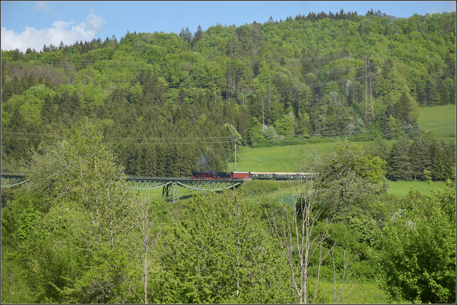 50 2988 mit Umbauwagen auf dem Weg nach Blumberg beim Biesenbachviadukt. Epfenhofen, Mai 2025.