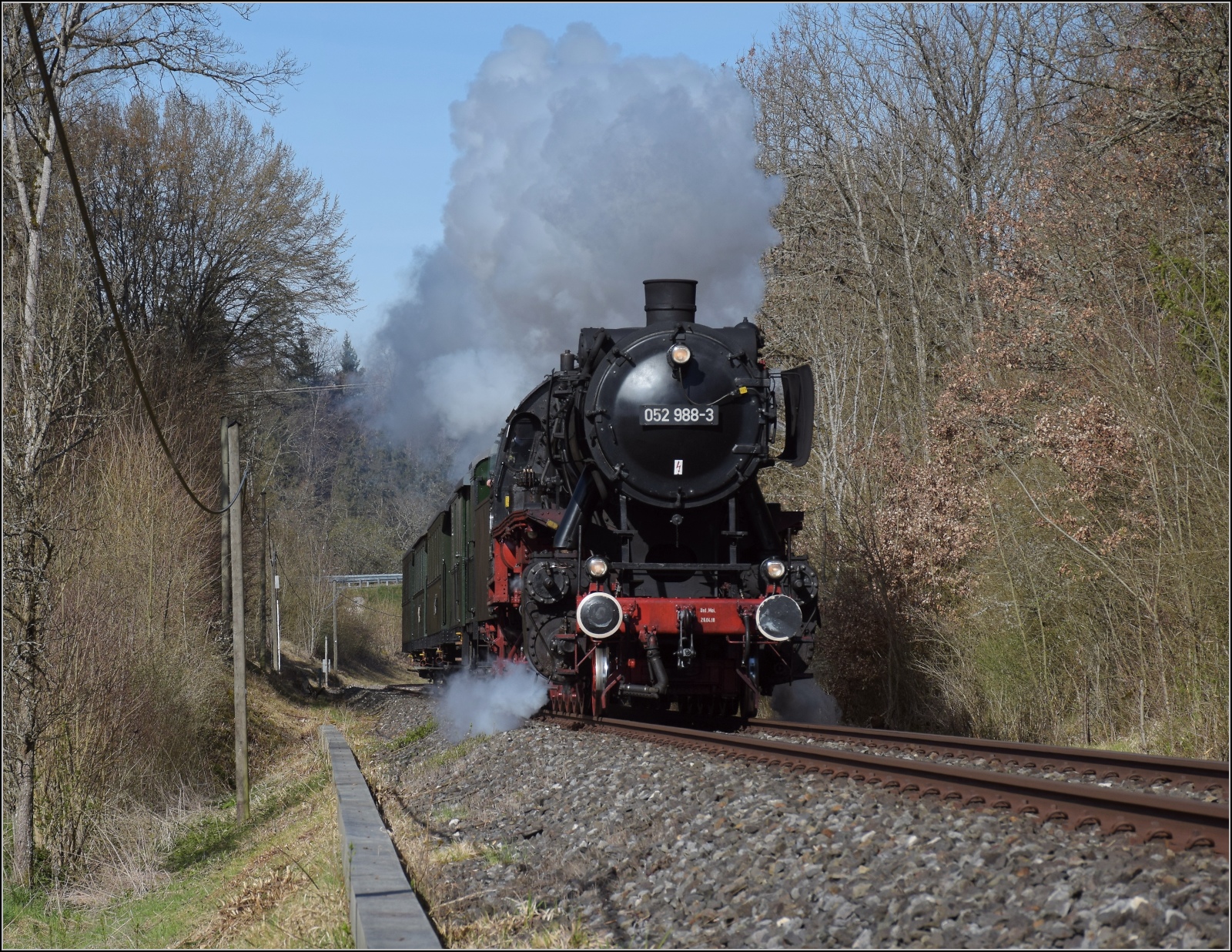 50 Jahre EFZ. 

50 2988 der DSB kommt mit den Donnerbchsen der UEF und Fahrgsten zum Dampffest ber die Donautalbahn. Dietfurt, April 2023.