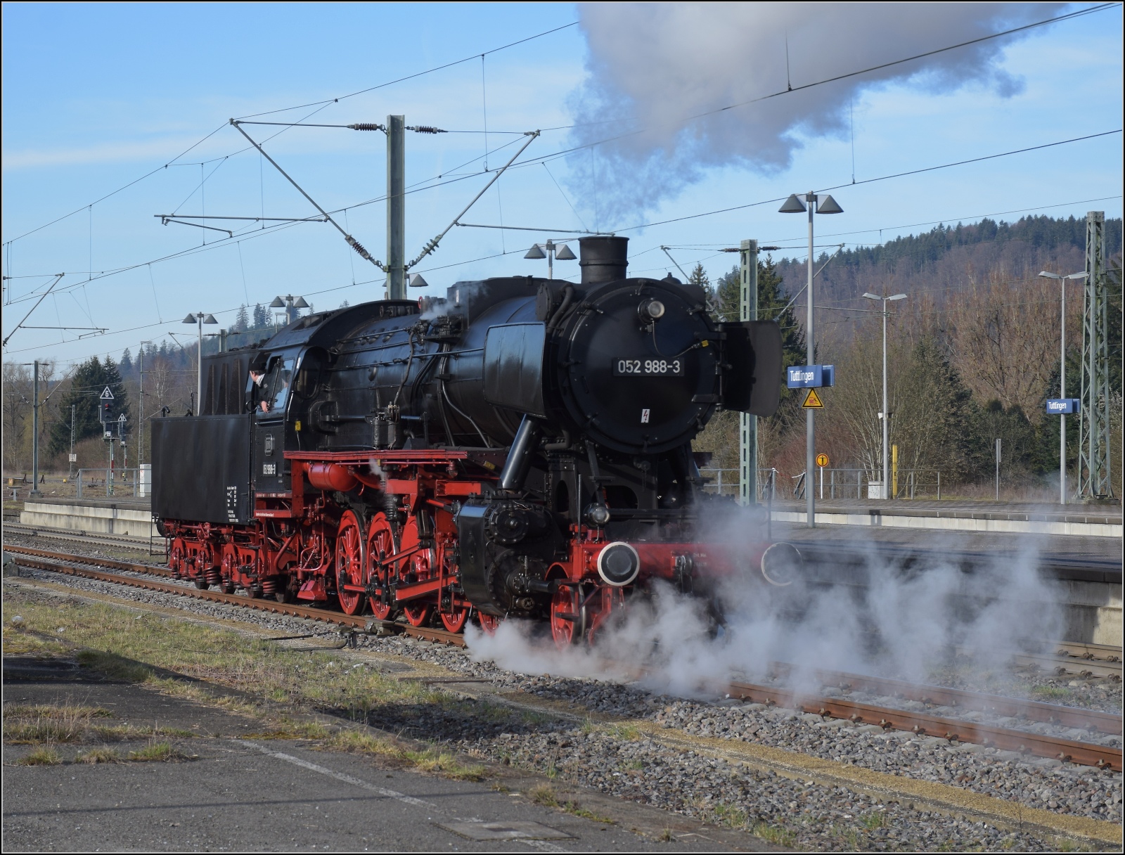 50 Jahre EFZ. 

50 2988 der DSB umfährt die Donnerbüchsen der UEF in Tuttlingen. April 2023.