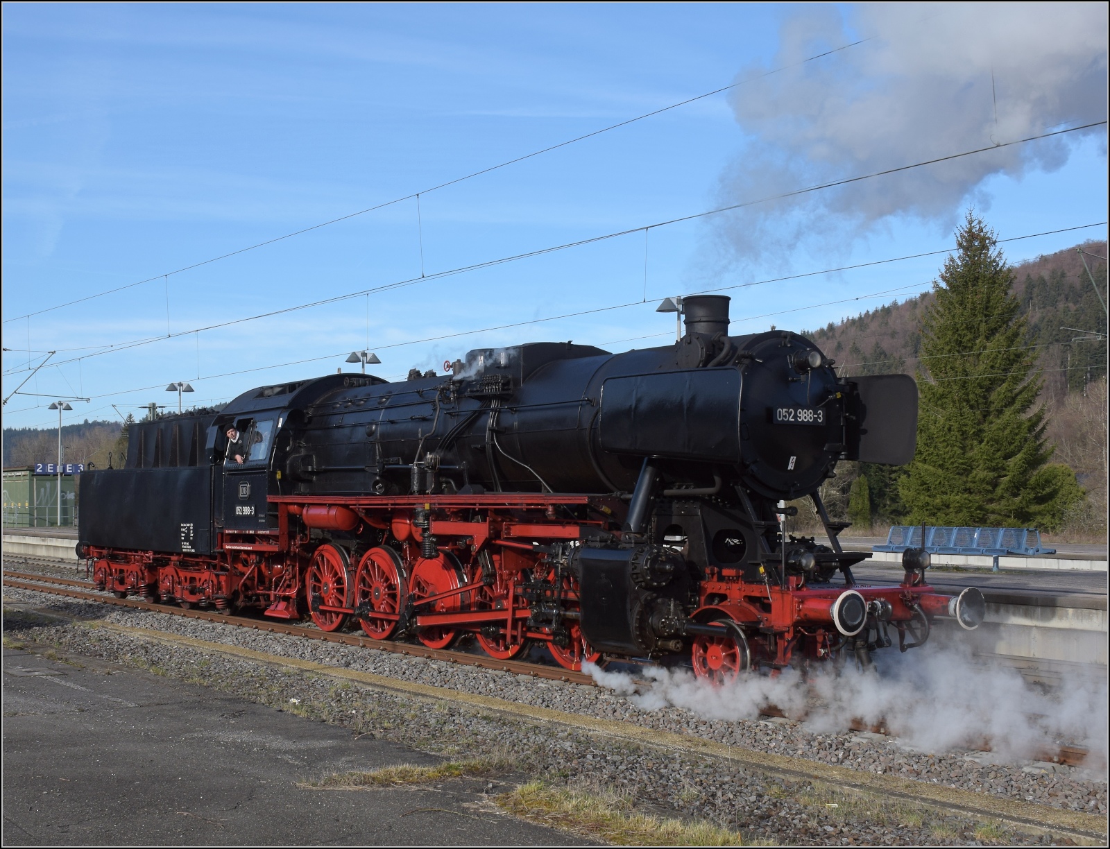 50 Jahre EFZ. 

50 2988 der DSB umfhrt die Donnerbchsen der UEF in Tuttlingen. April 2023.