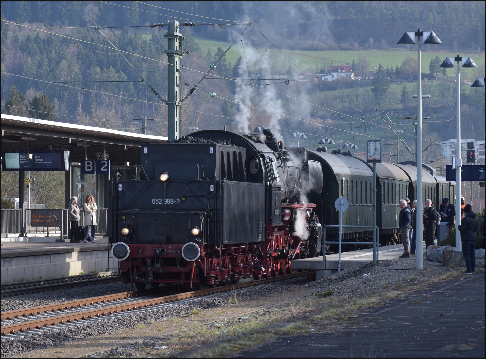 50 Jahre EFZ. 

50 2988 der DSB umfährt die Donnerbüchsen der UEF in Tuttlingen. April 2023.