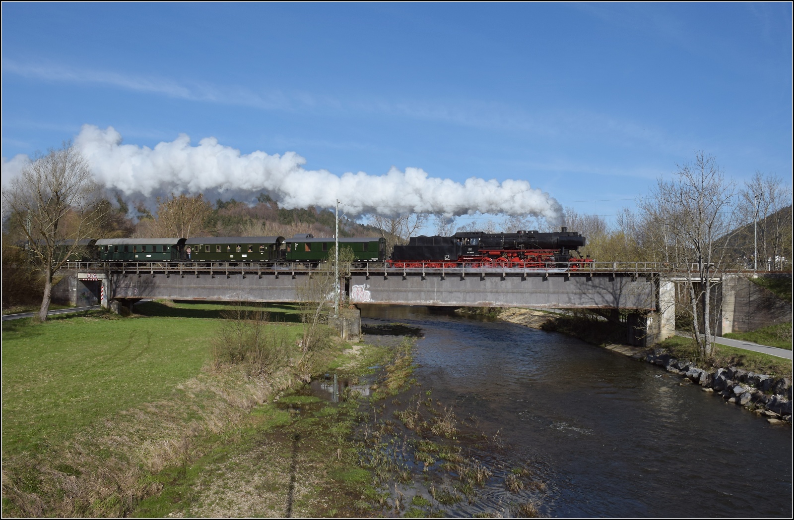 50 Jahre EFZ. 

Mit Volldampf strmt 50 2988 in den letzten Tag des 50-jhrigen Jubilums der EFZ und ber die Donau. An der Lok der DSB hngen die  Donnerbchsen der UEF. Tuttlingen, April 2023.