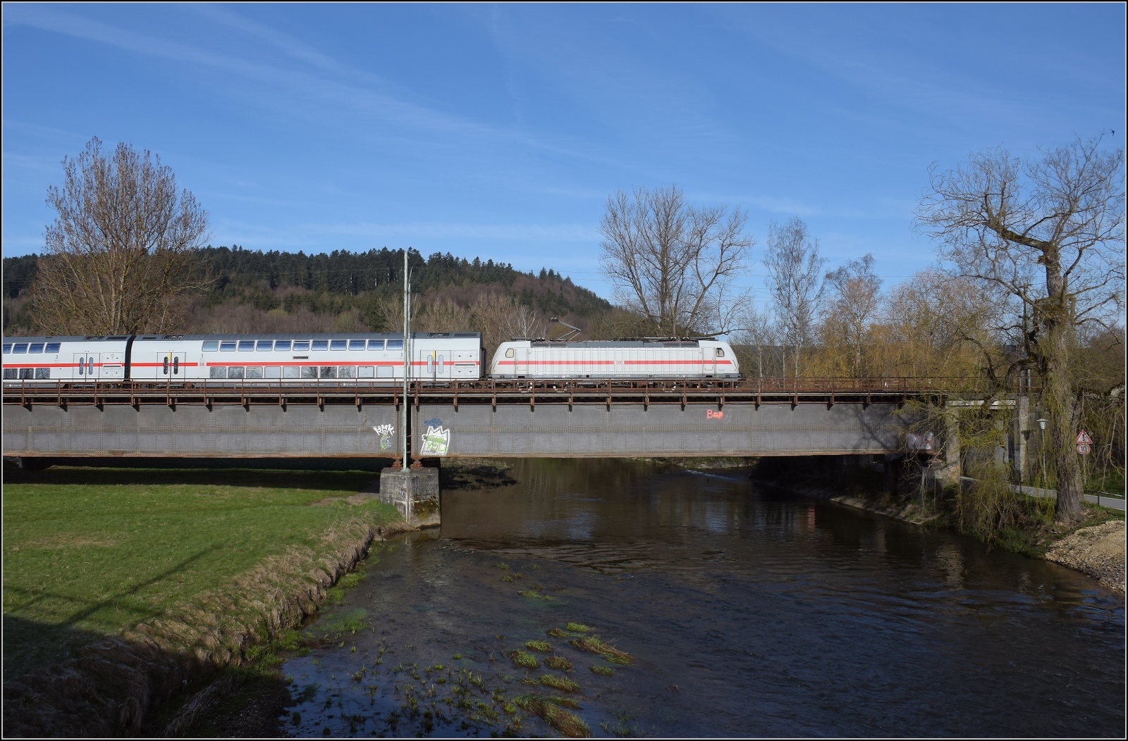 50 Jahre EFZ. 

Noch schnell ein wenig Regelverkehr mit 147 554 auf der Donaubrücke der Gäubahn. Tuttlingen, April 2023.