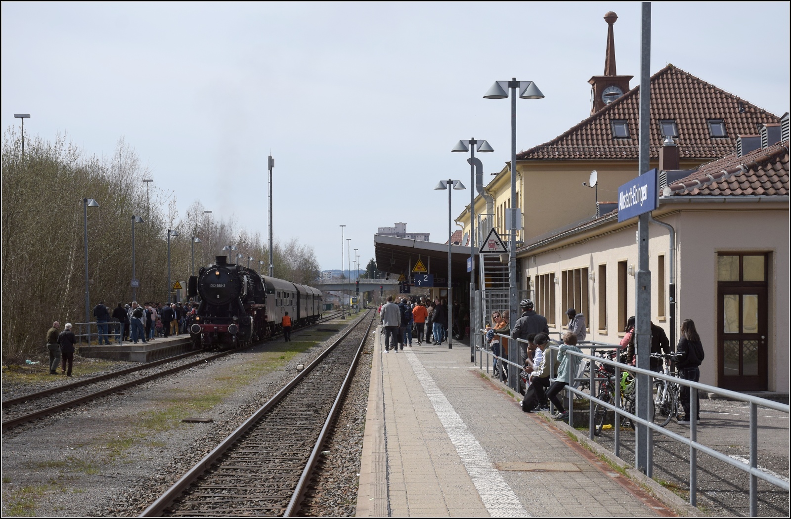 50 Jahre EFZ.

50 2988 umfährt ihren Sonderzug in Ebingen. April 2023.