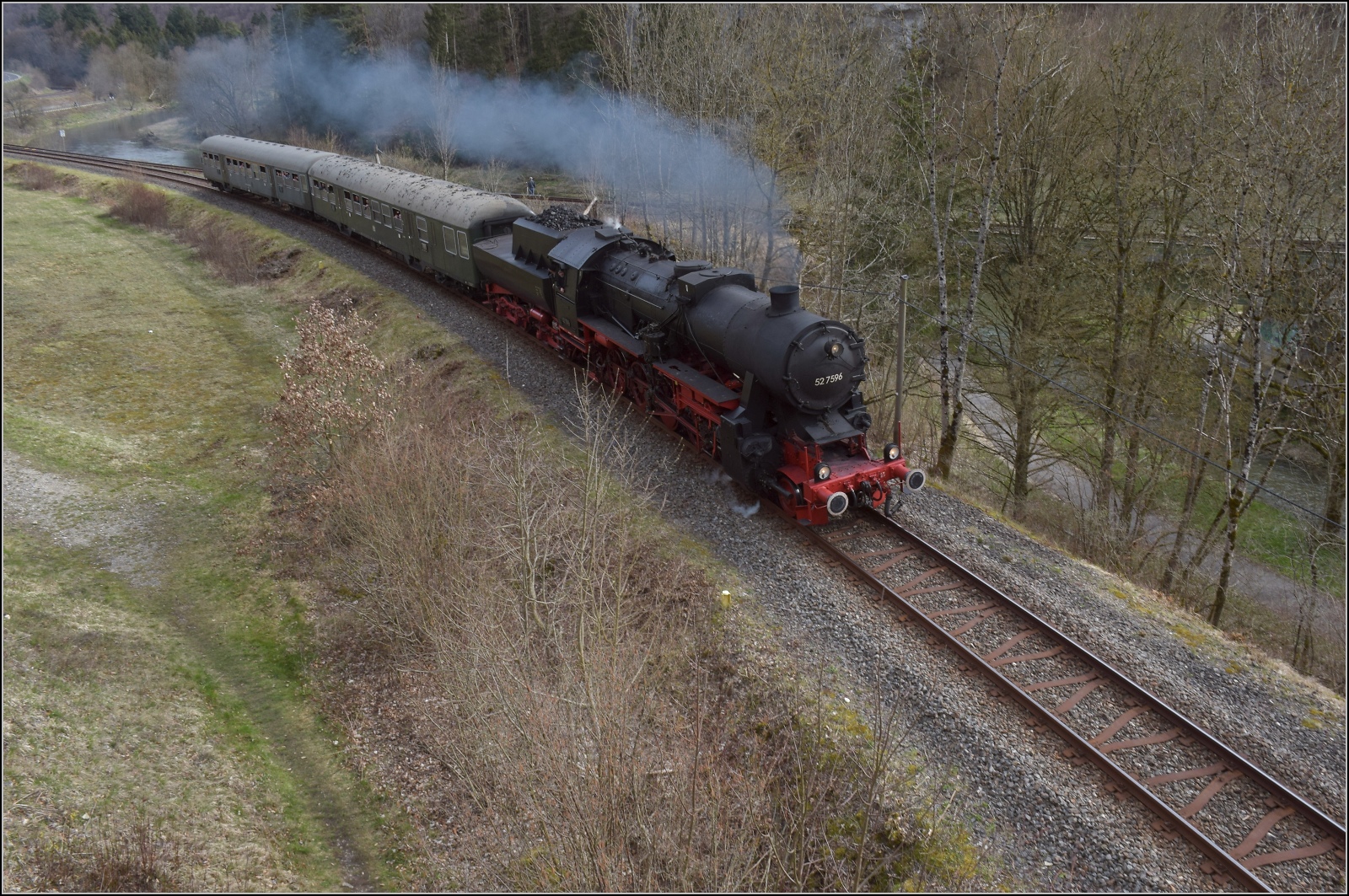 50 Jahre EFZ.

52 5796 der EFZ zieht einen kurzen Zug mit den luxemburgischen  n-Wagen . Hier am Abzweig von der Zollernalbbahn von der Donautal flussaufwrts von Inzighofen. April 2023.